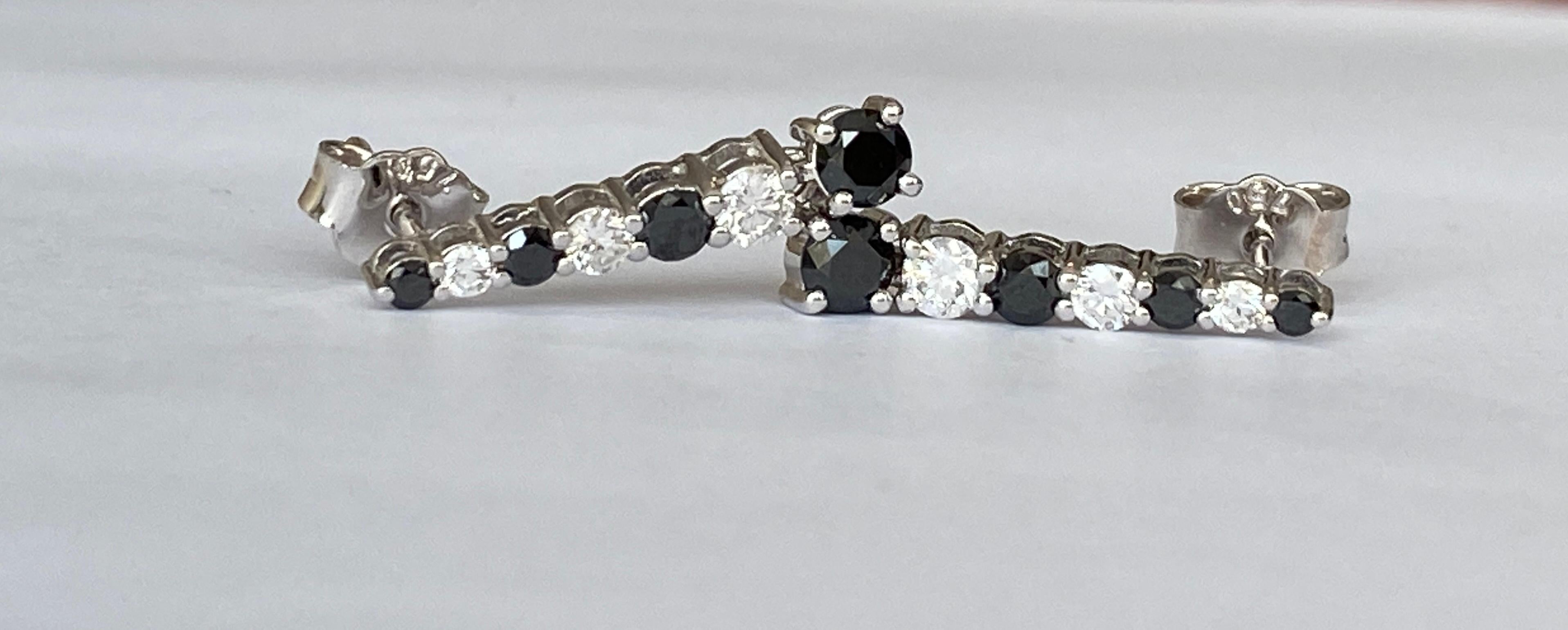 18 Karat White Gold Dangle Ear Studs with White and Black Diamonds In New Condition For Sale In AMSTERDAM, NL