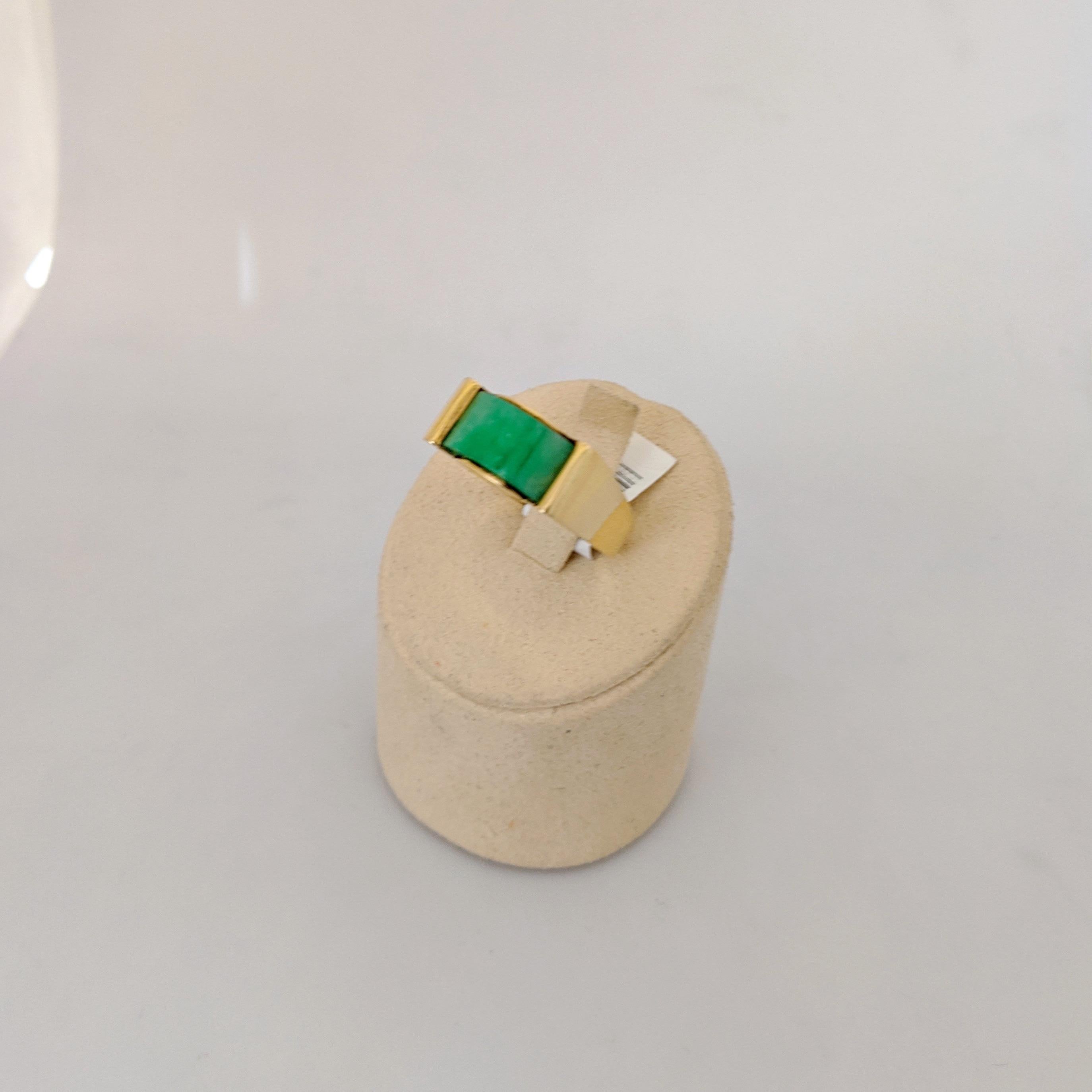 Retro 18 Karat Yellow Gold Gents Ring with Jade Center For Sale