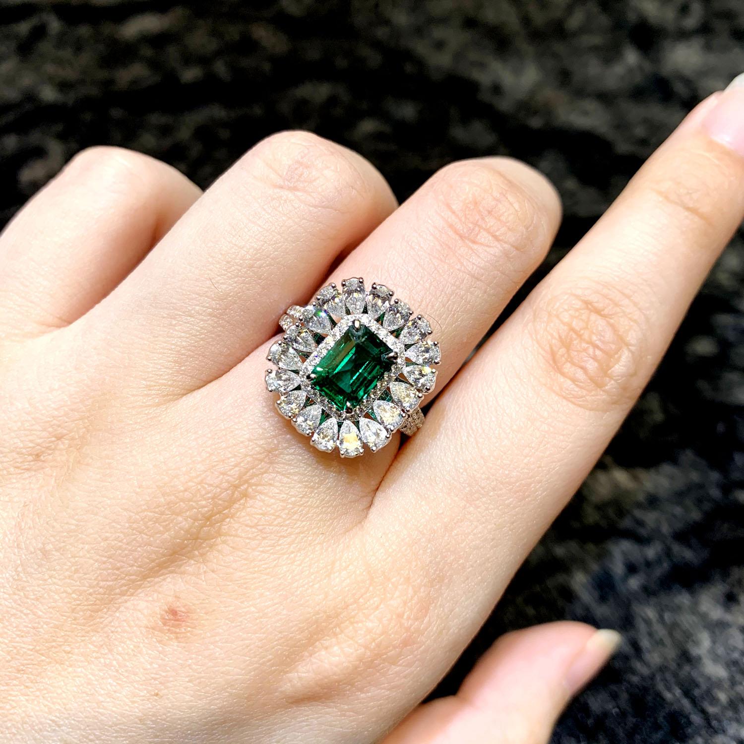 Women's 18 Karat 1.55 Carat Vivid Green Emerald and Diamond Solitaire Ring