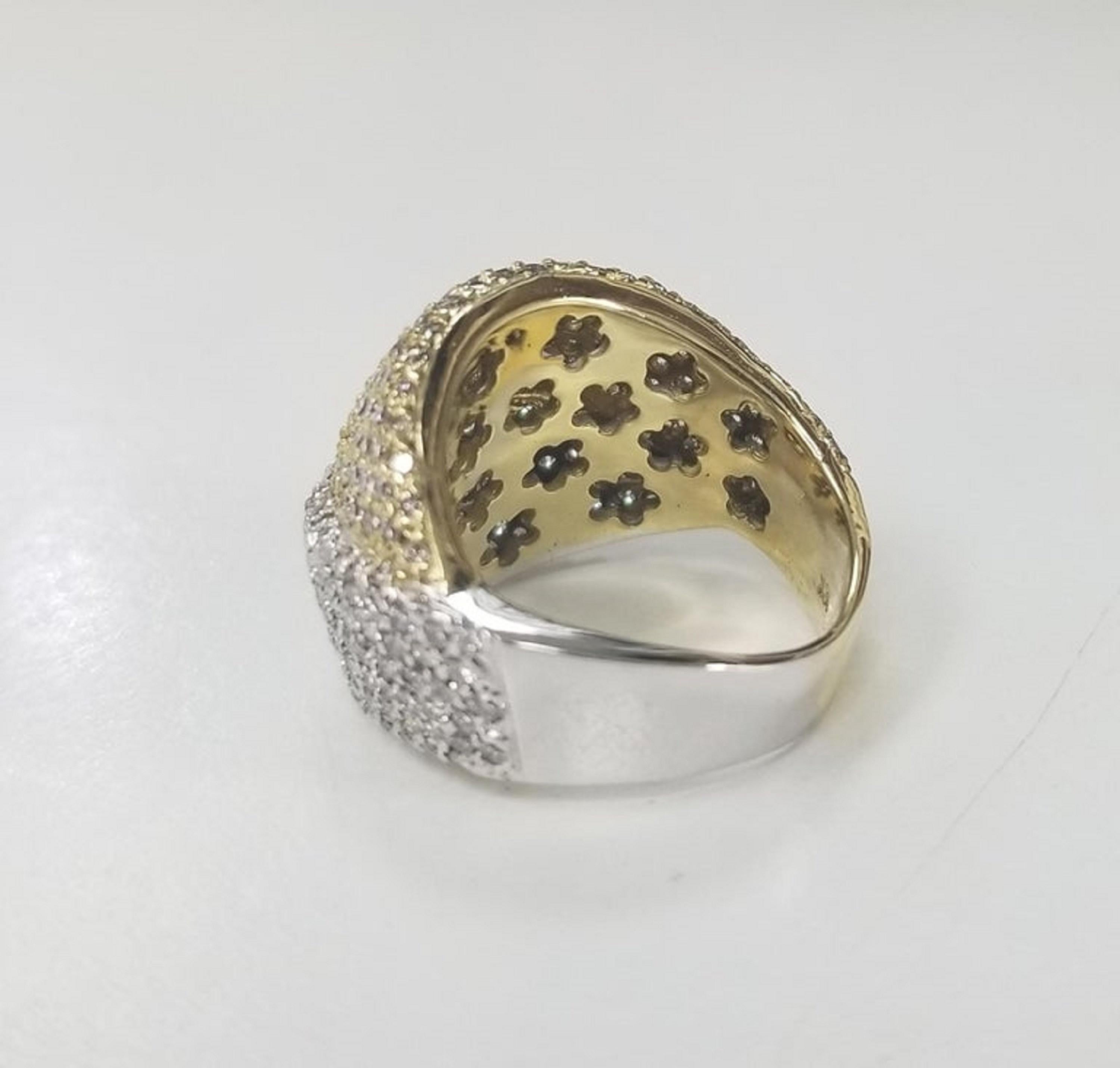 18 Karat 2-farbiger 4,15 Karat Diamant-Pavé-Ring (Rundschliff) im Angebot