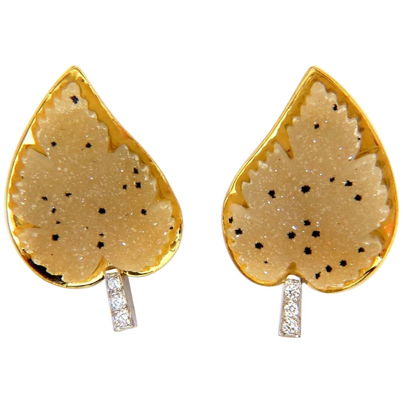 Boucles d'oreilles Omega 3D en forme de feuilles en tranches brutes avec diamants de 0,15 carat et quartz matrice de 18 carats en vente