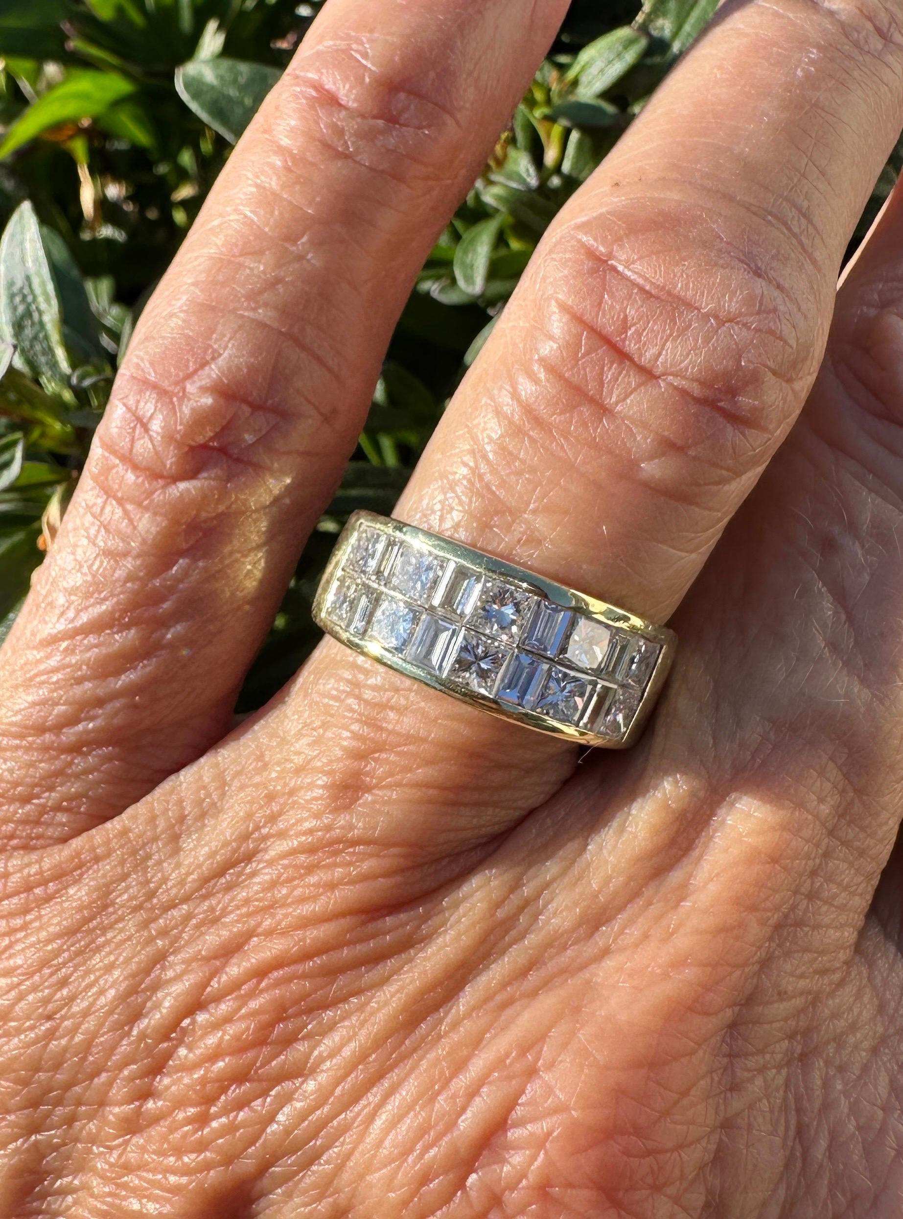 18 karat 2.50 carat two-row princess diamond band VS quality in vendita 4