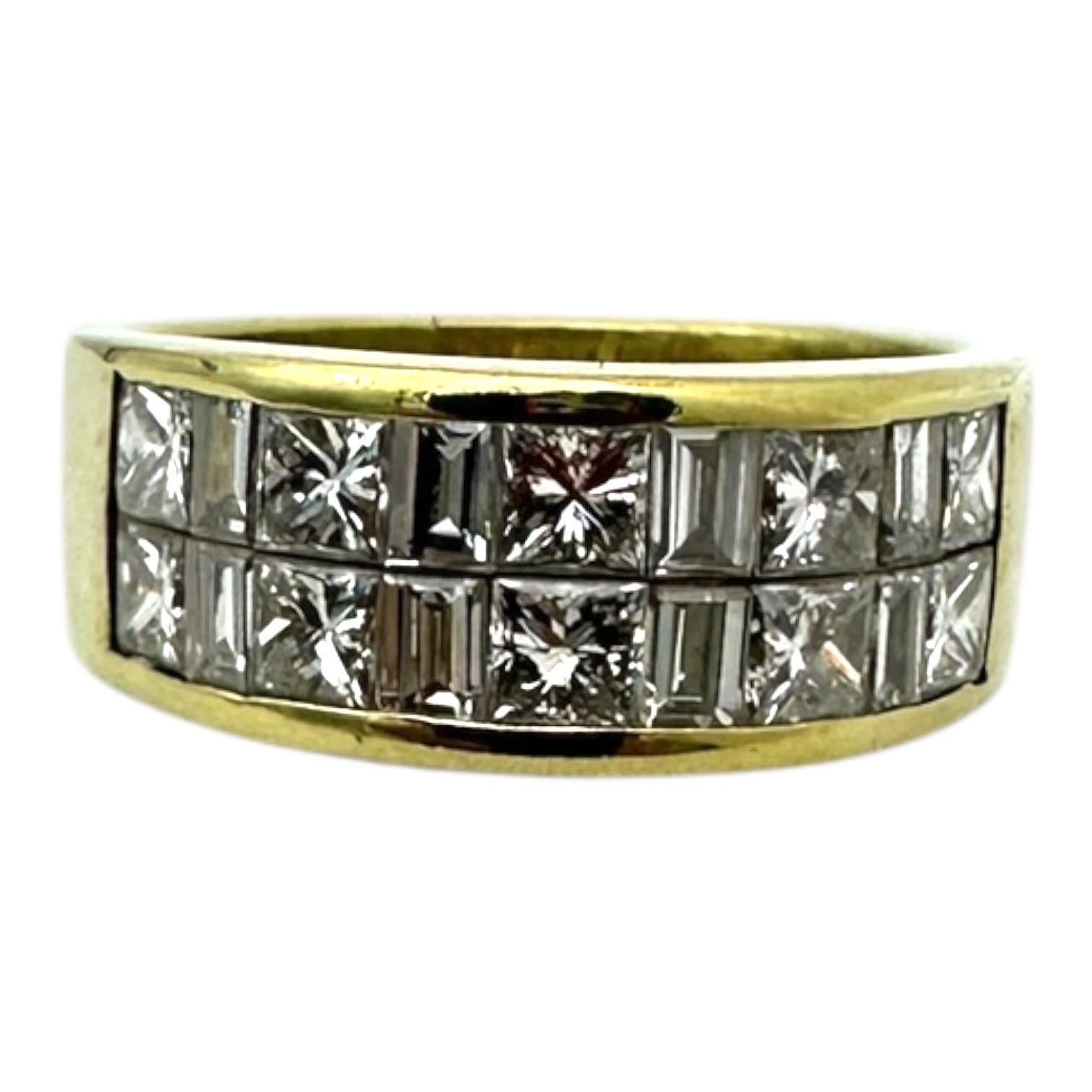 Contemporaneo 18 karat 2.50 carat two-row princess diamond band VS quality in vendita