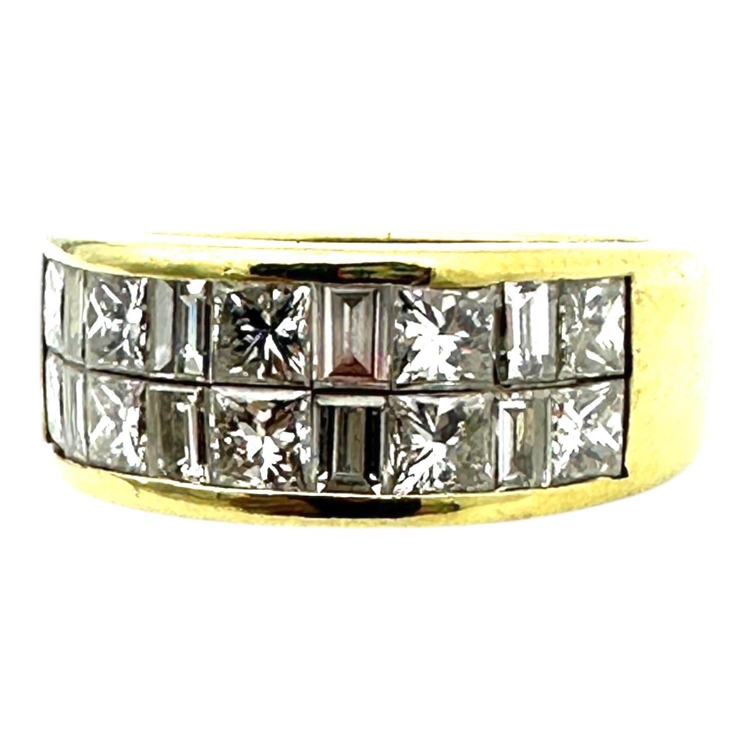 18 karat 2.50 carat two-row princess diamond band VS quality in vendita 1