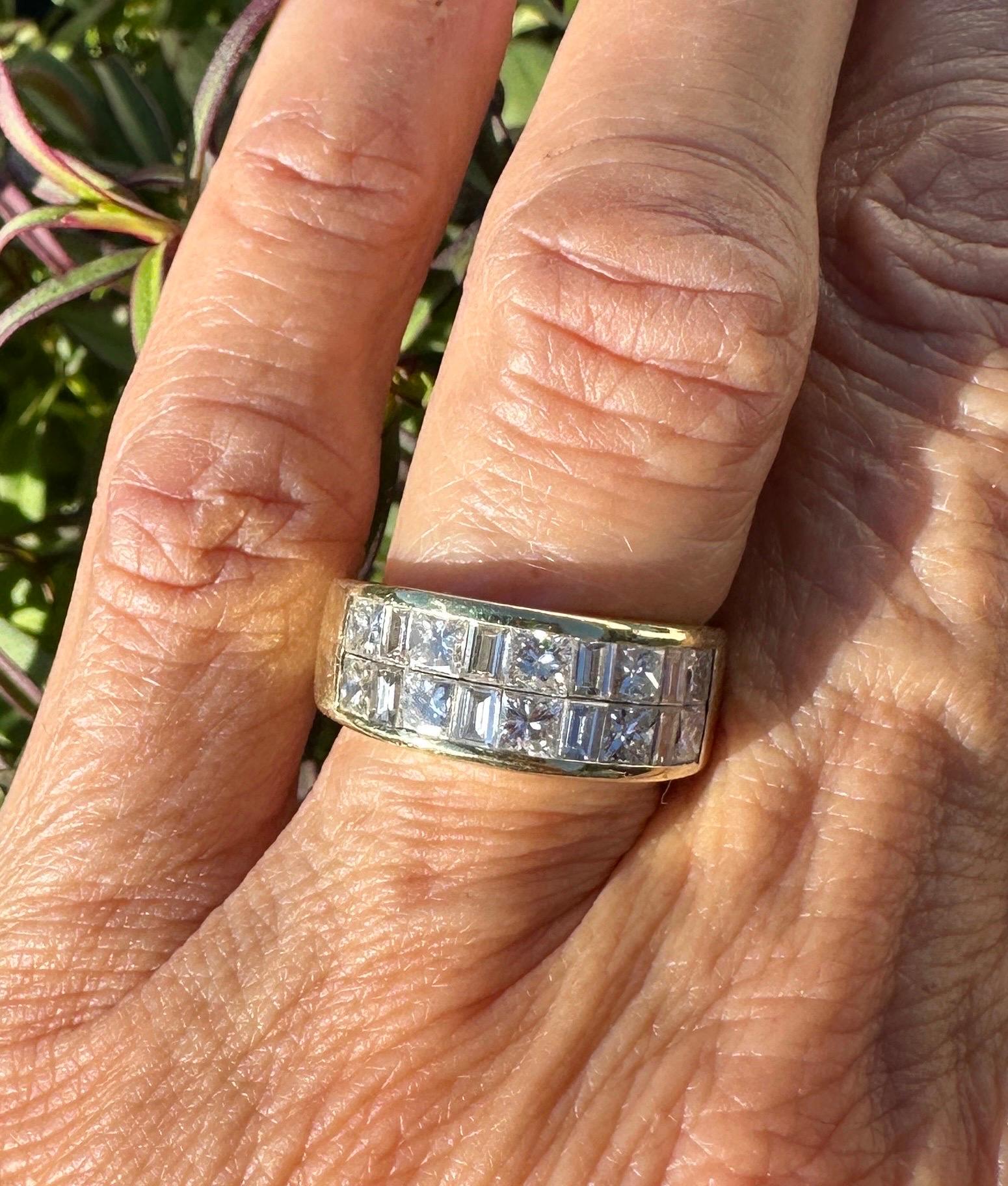 18 karat 2.50 carat two-row princess diamond band VS quality in vendita 2