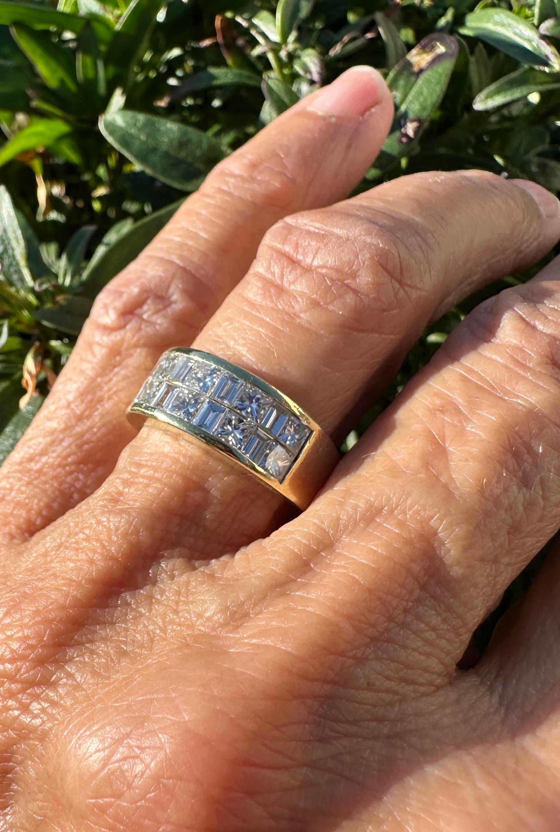 18 karat 2.50 carat two-row princess diamond band VS quality in vendita 3