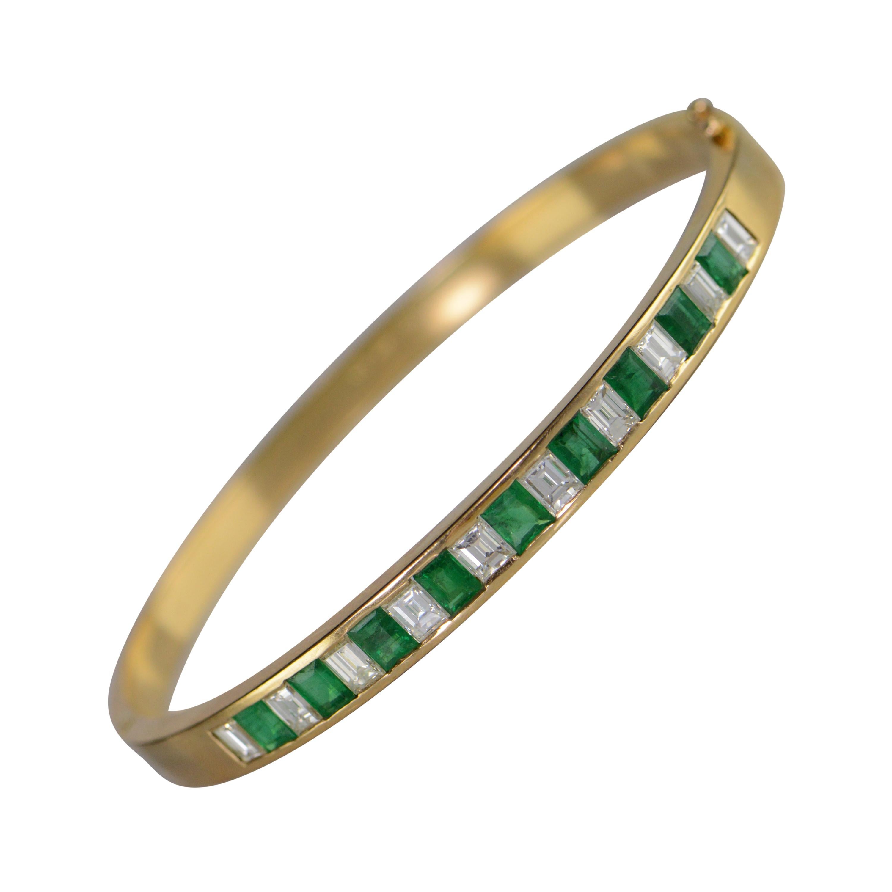 18 Karat 3.60 Carat Emerald Diamond Bangle Hinged Bracelet Yellow Gold For Sale