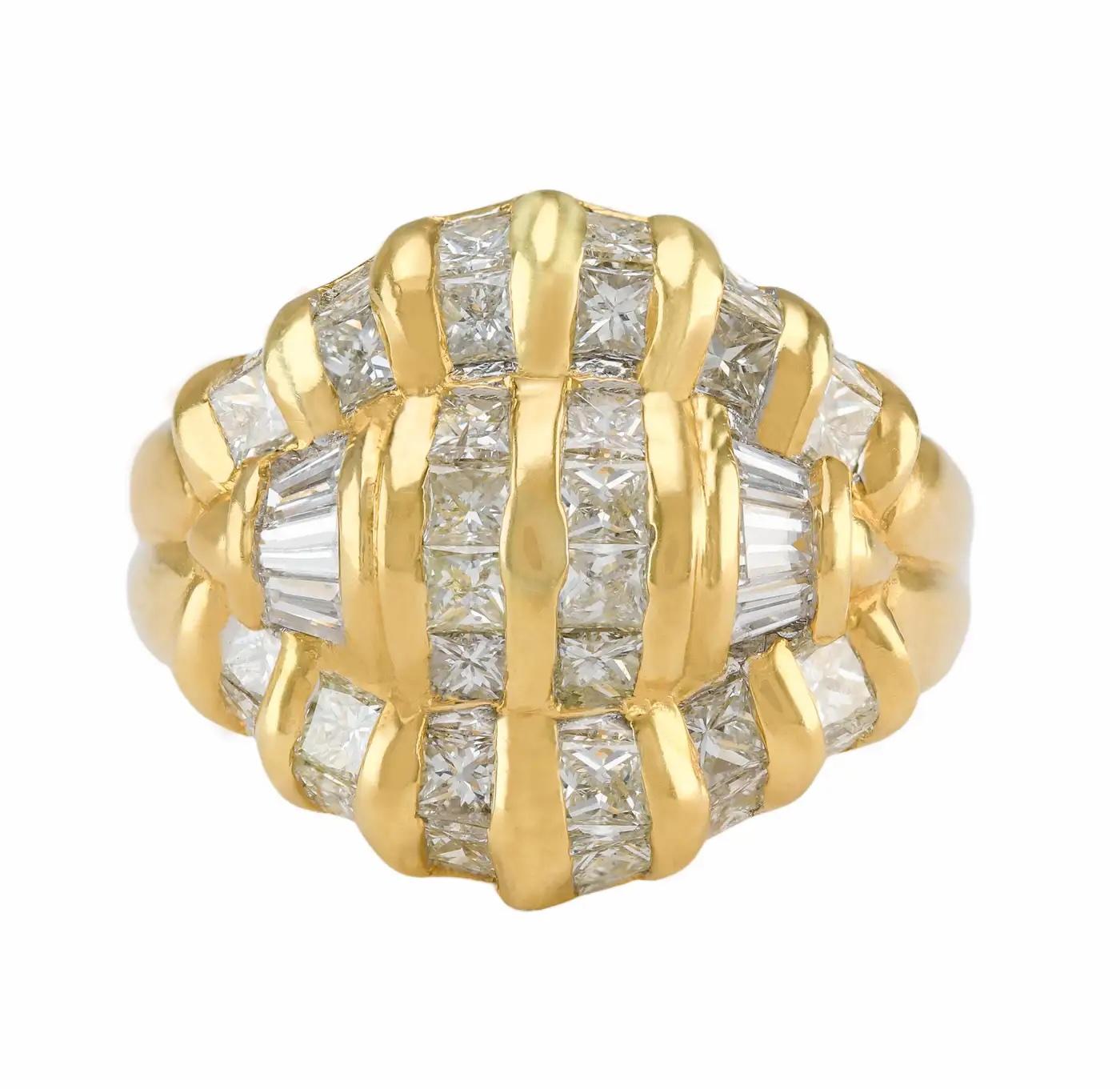 Taglio princess Anello 18 carati 4,00 carati con incastonatura invisibile di diamanti taglio principessa e baguette in vendita