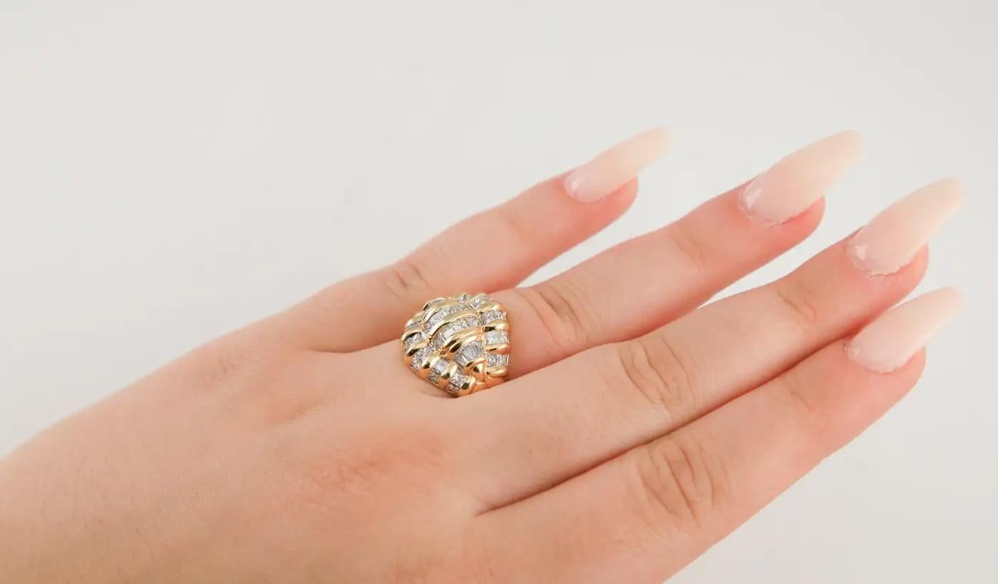Anello 18 carati 4,00 carati con incastonatura invisibile di diamanti taglio principessa e baguette In condizioni Nuovo in vendita a Great Neck, NY