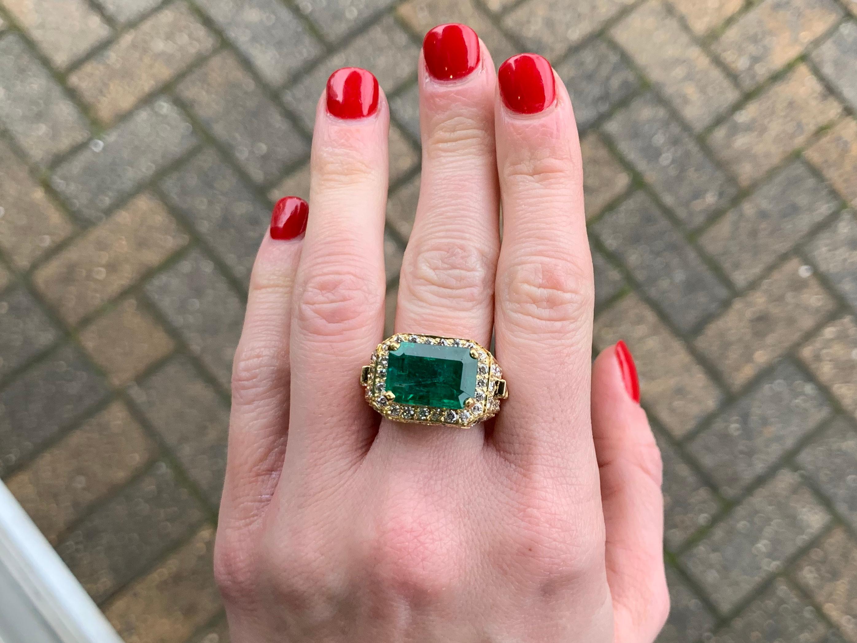 18 Karat 5.87 Carat Emerald and Diamond Cocktail Ring For Sale 5