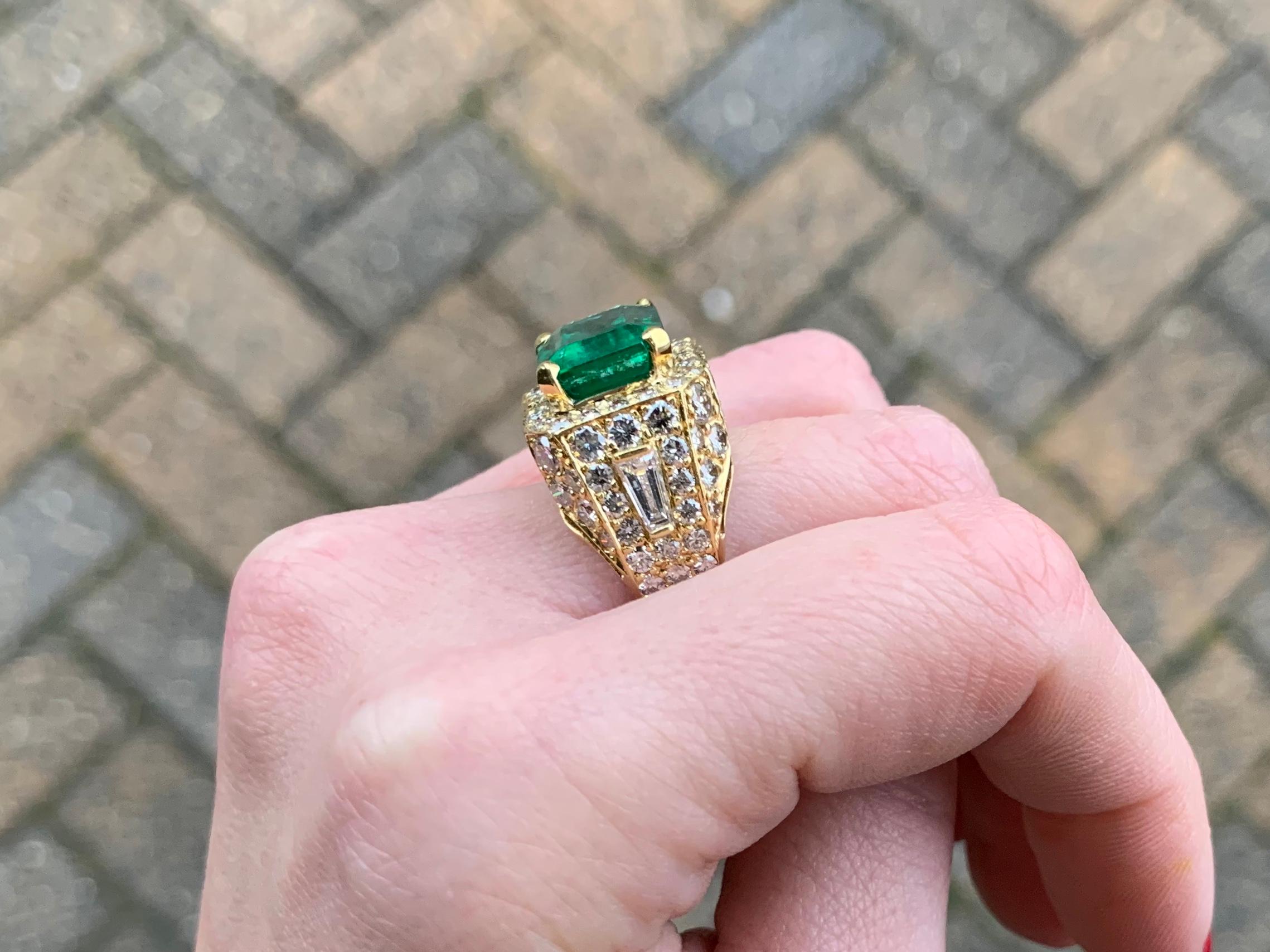 18 Karat 5.87 Carat Emerald and Diamond Cocktail Ring For Sale 7