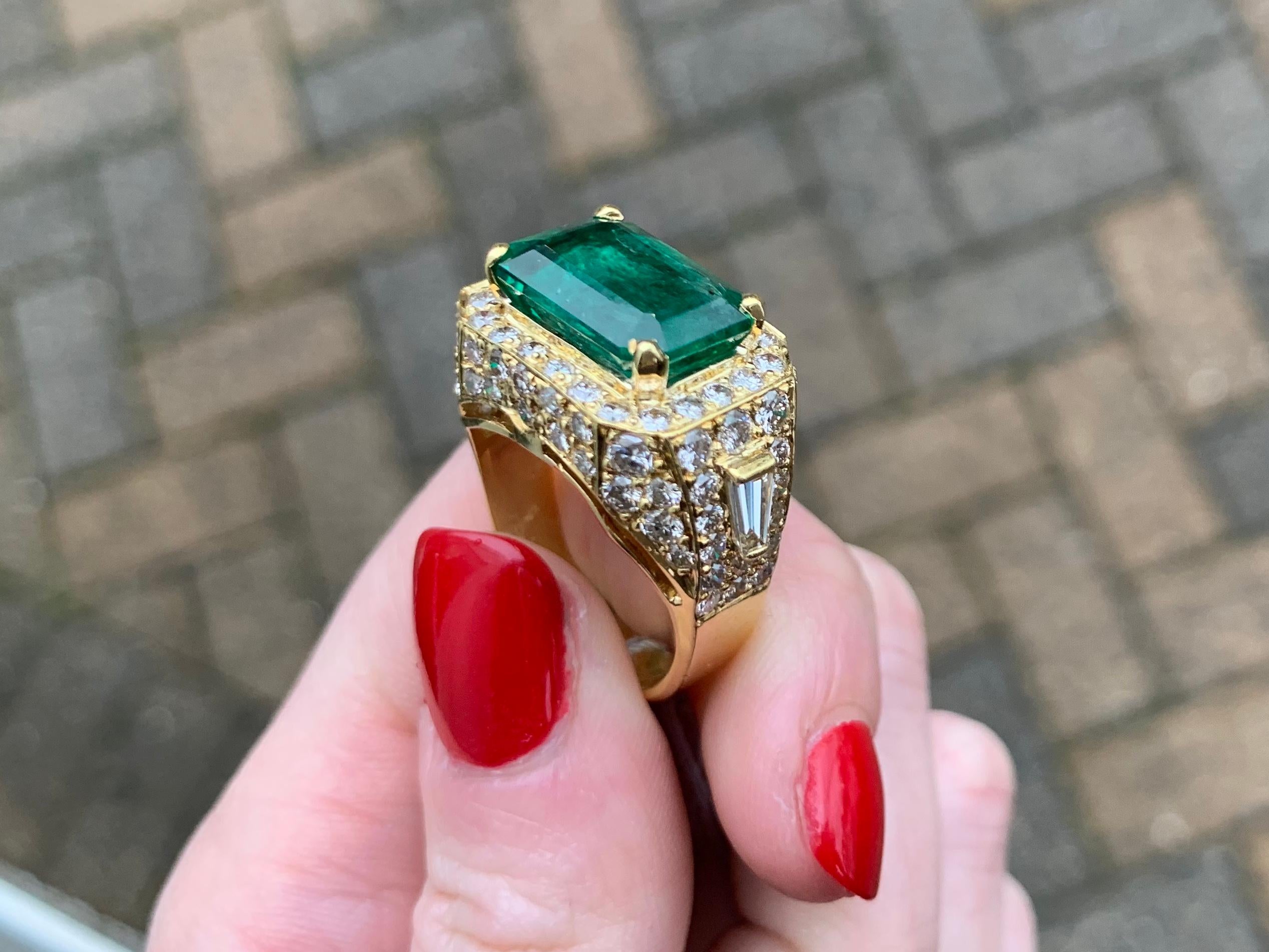 18 Karat 5.87 Carat Emerald and Diamond Cocktail Ring For Sale 8