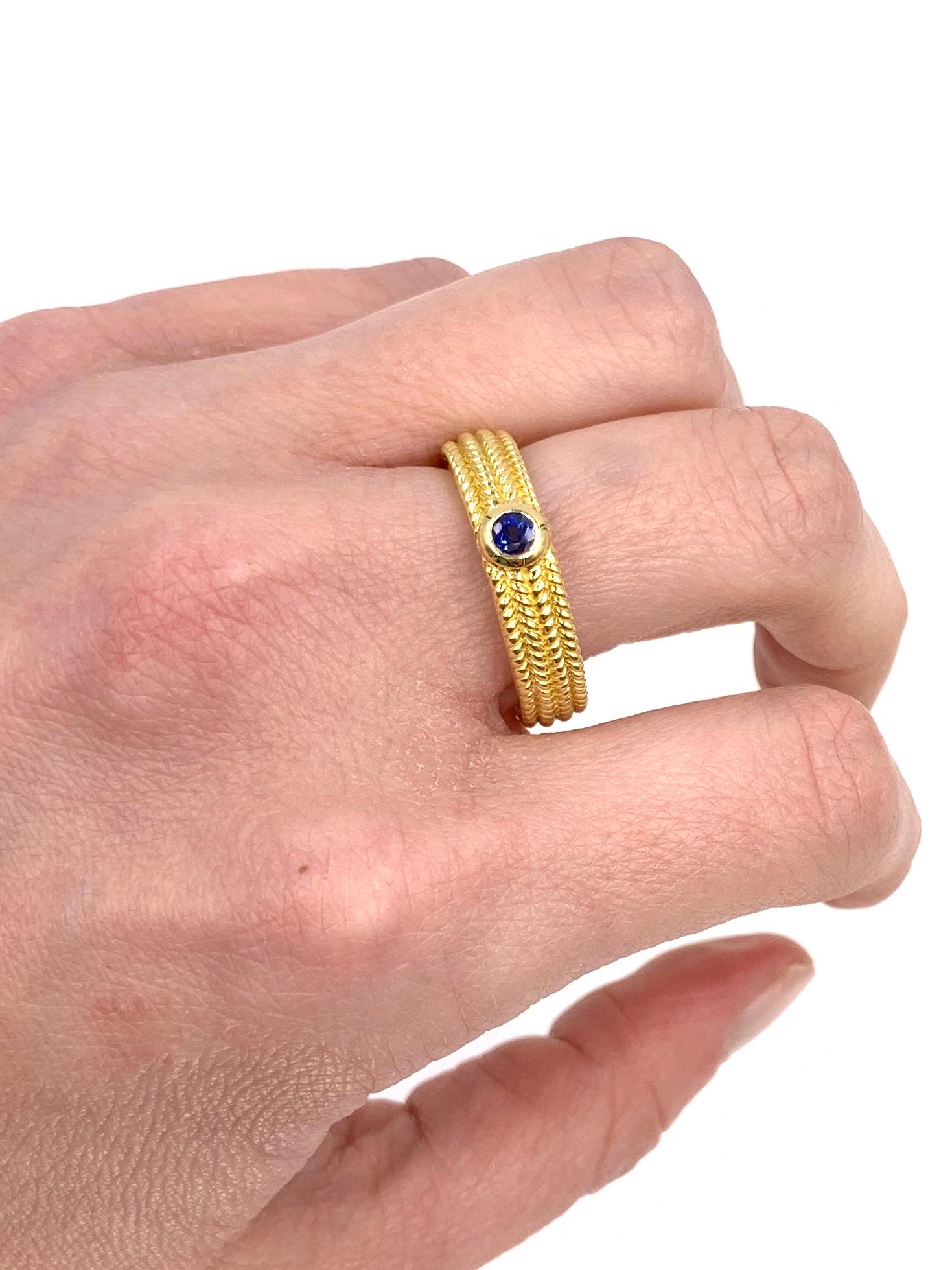 18 Karat Beaded Design Blue Sapphire Ring For Sale 2