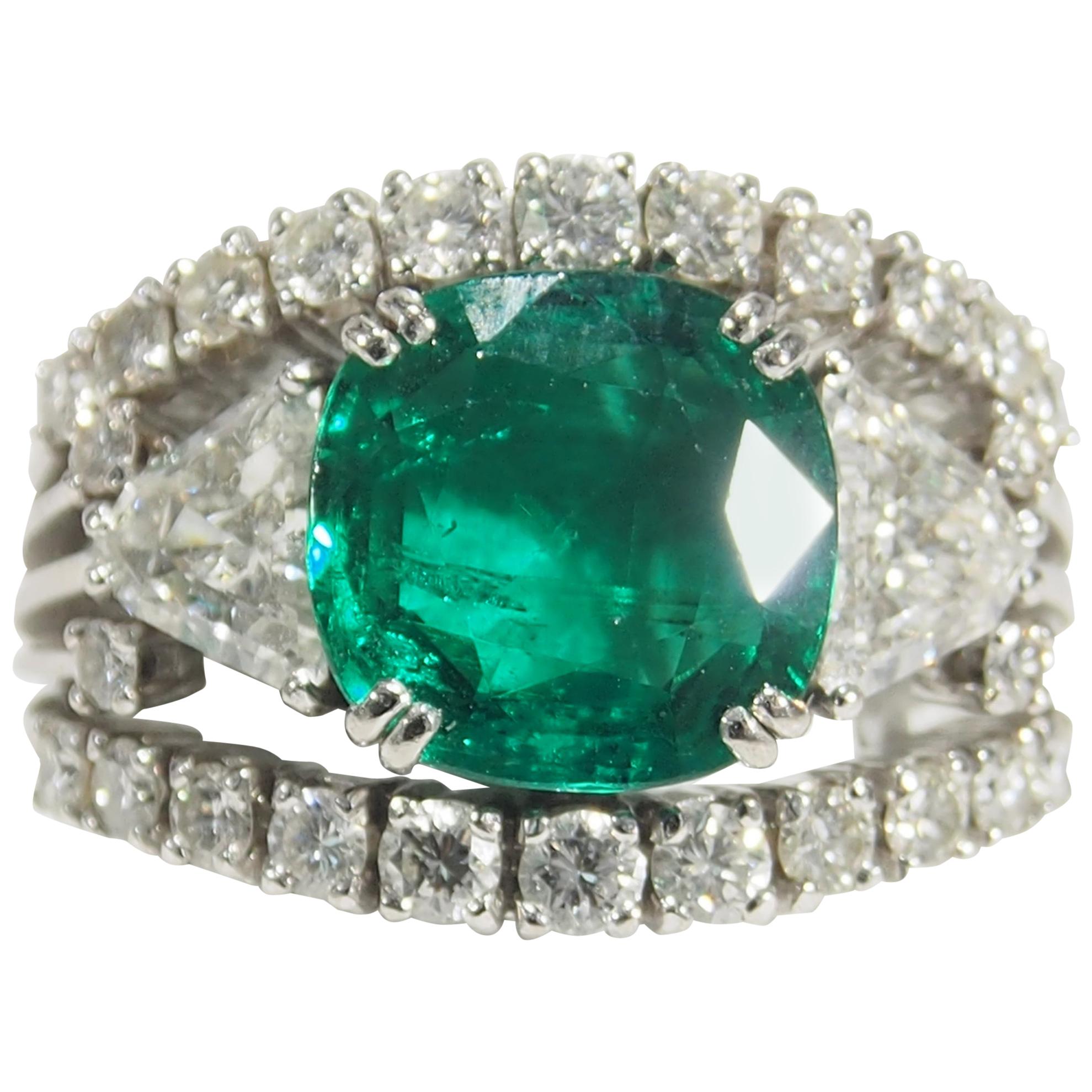 18 Karat AGL Certified Emerald and Diamond Ring White Gold For Sale