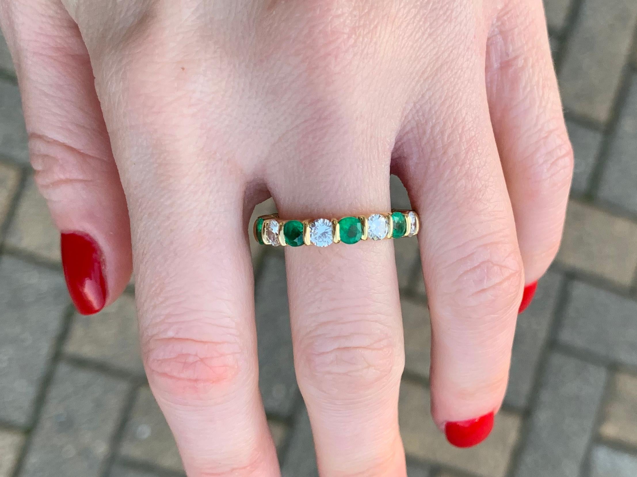 18 Karat Alternating Emerald and Diamond Eternity Band In Excellent Condition In Pikesville, MD