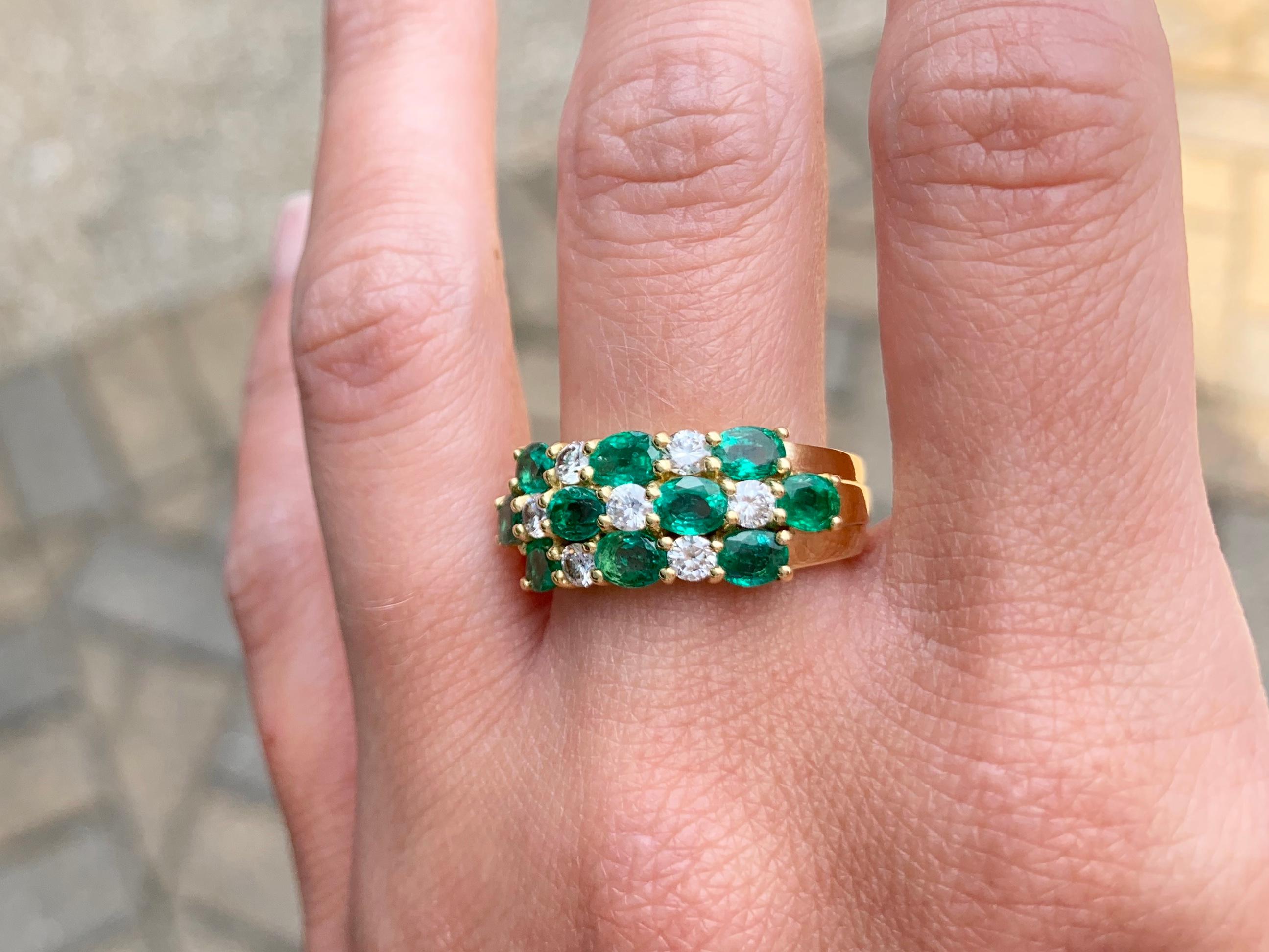 18 Karat Alternating Emerald and Diamond Wide Ring For Sale 1