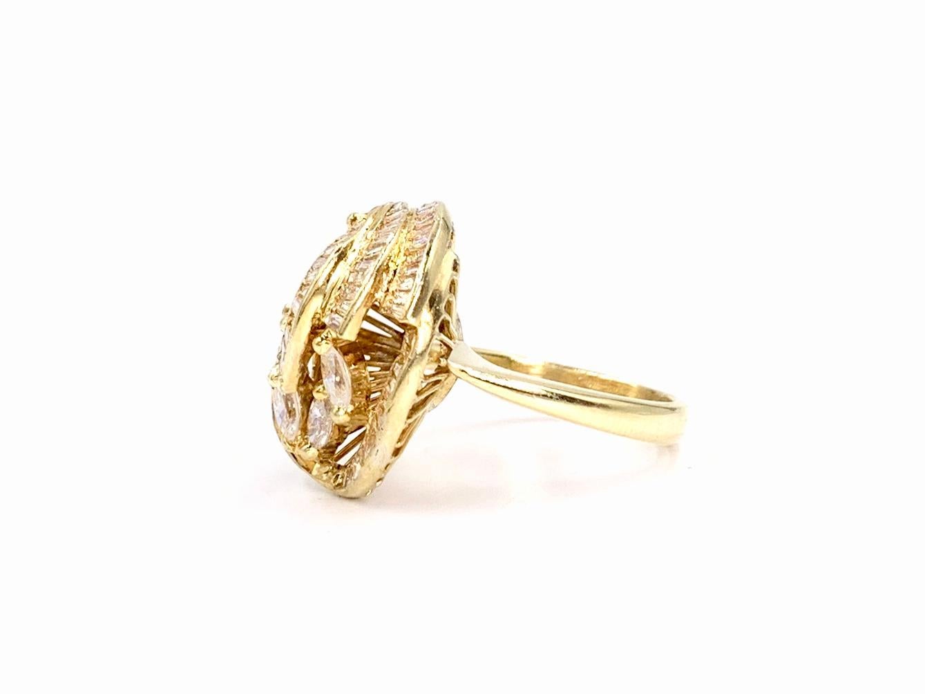 18 Karat and Diamond Vintage Swirl Ring In Fair Condition For Sale In Pikesville, MD