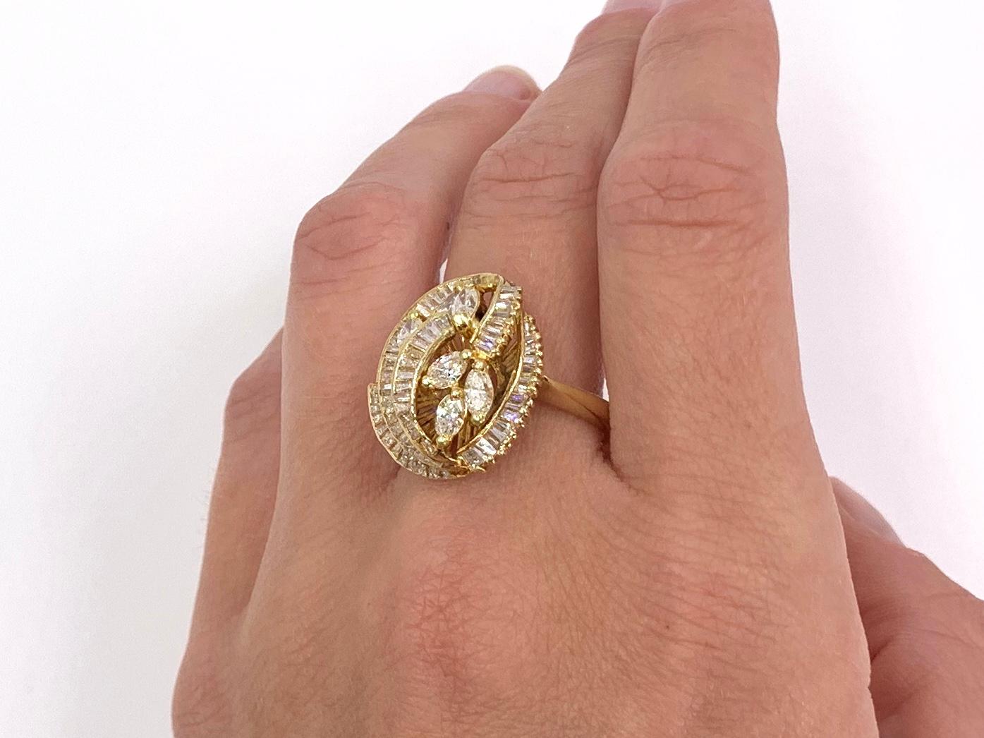 18 Karat and Diamond Vintage Swirl Ring For Sale 3