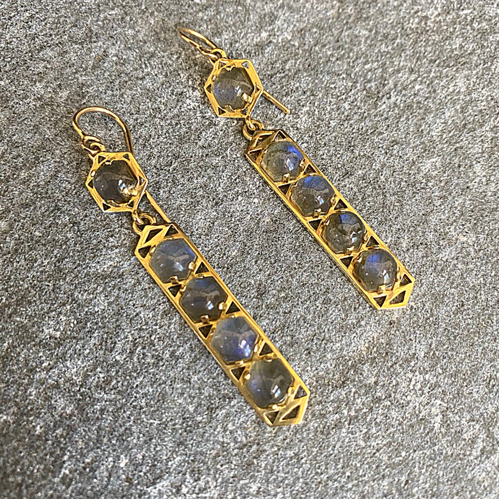 Contemporain Boucles d'oreilles pendantes géométriques en or 18 carats et labradorite en vente