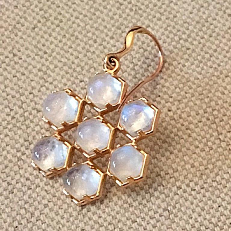 Contemporain Boucles d'oreilles pendantes hexagonales en pierre de lune 18 carats et lavande en vente