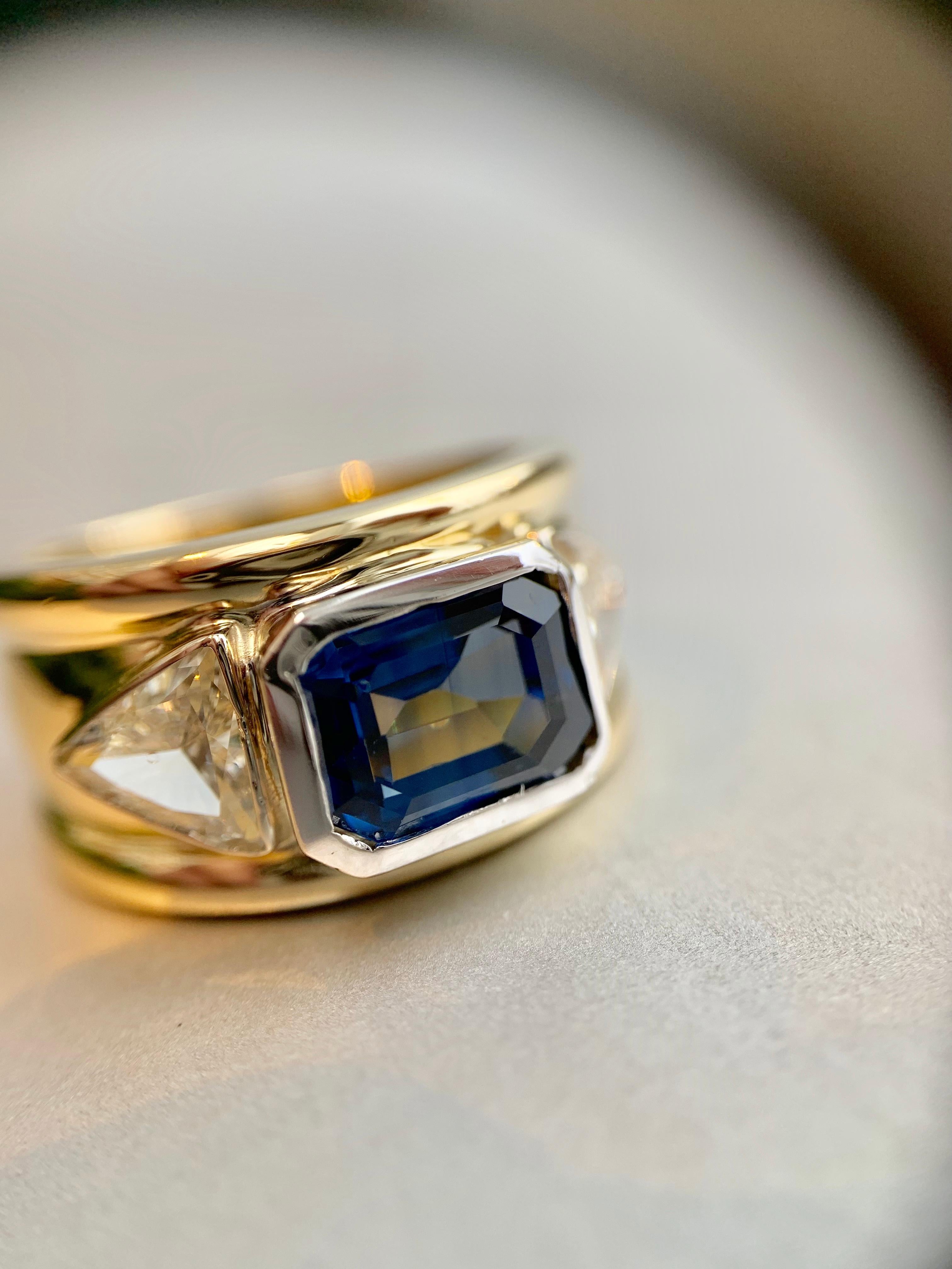 18 Karat and Platinum Three-Stone Blue Sapphire and Diamond Wide Ring For Sale 5