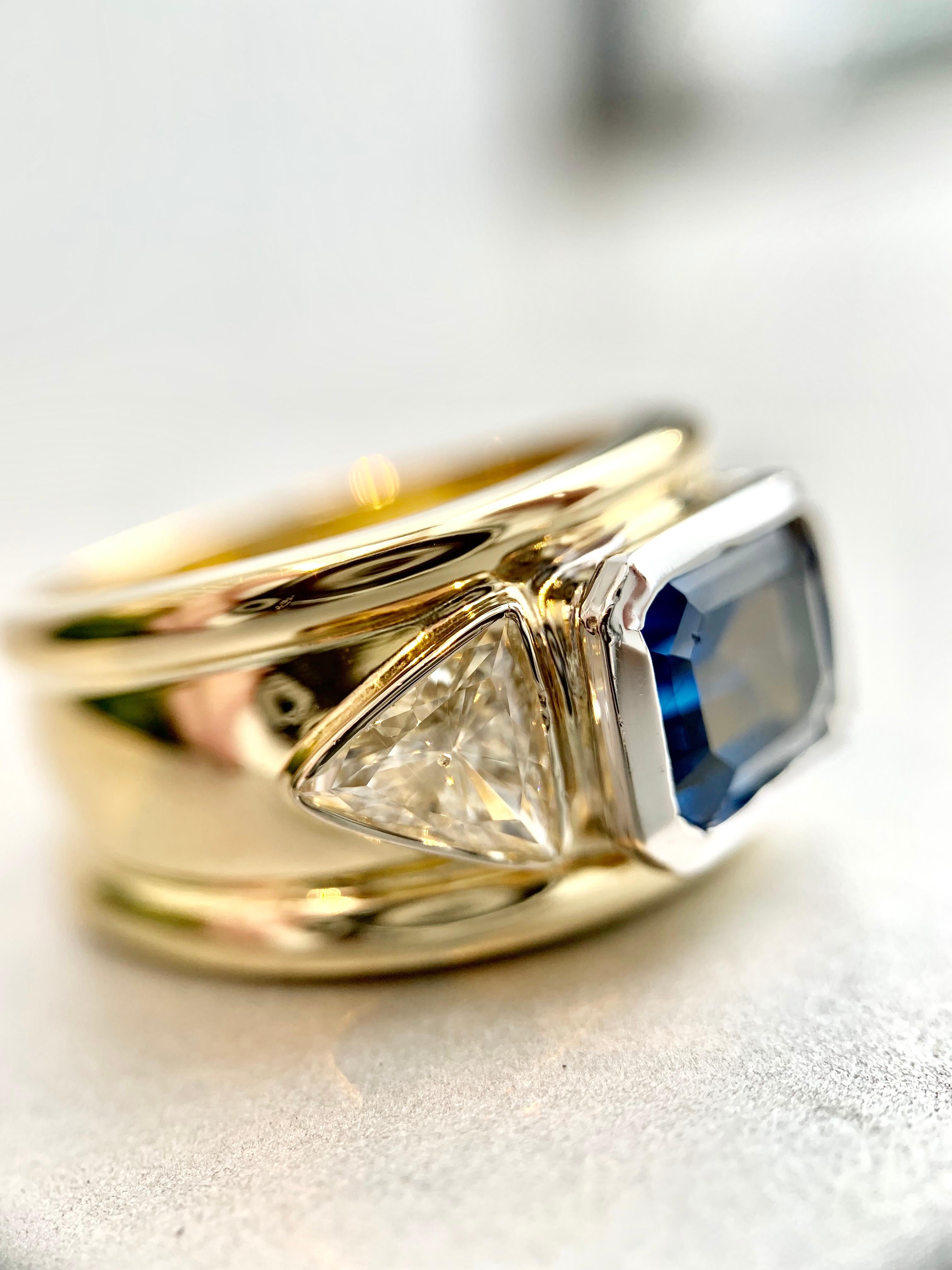 18 Karat and Platinum Three-Stone Blue Sapphire and Diamond Wide Ring For Sale 6