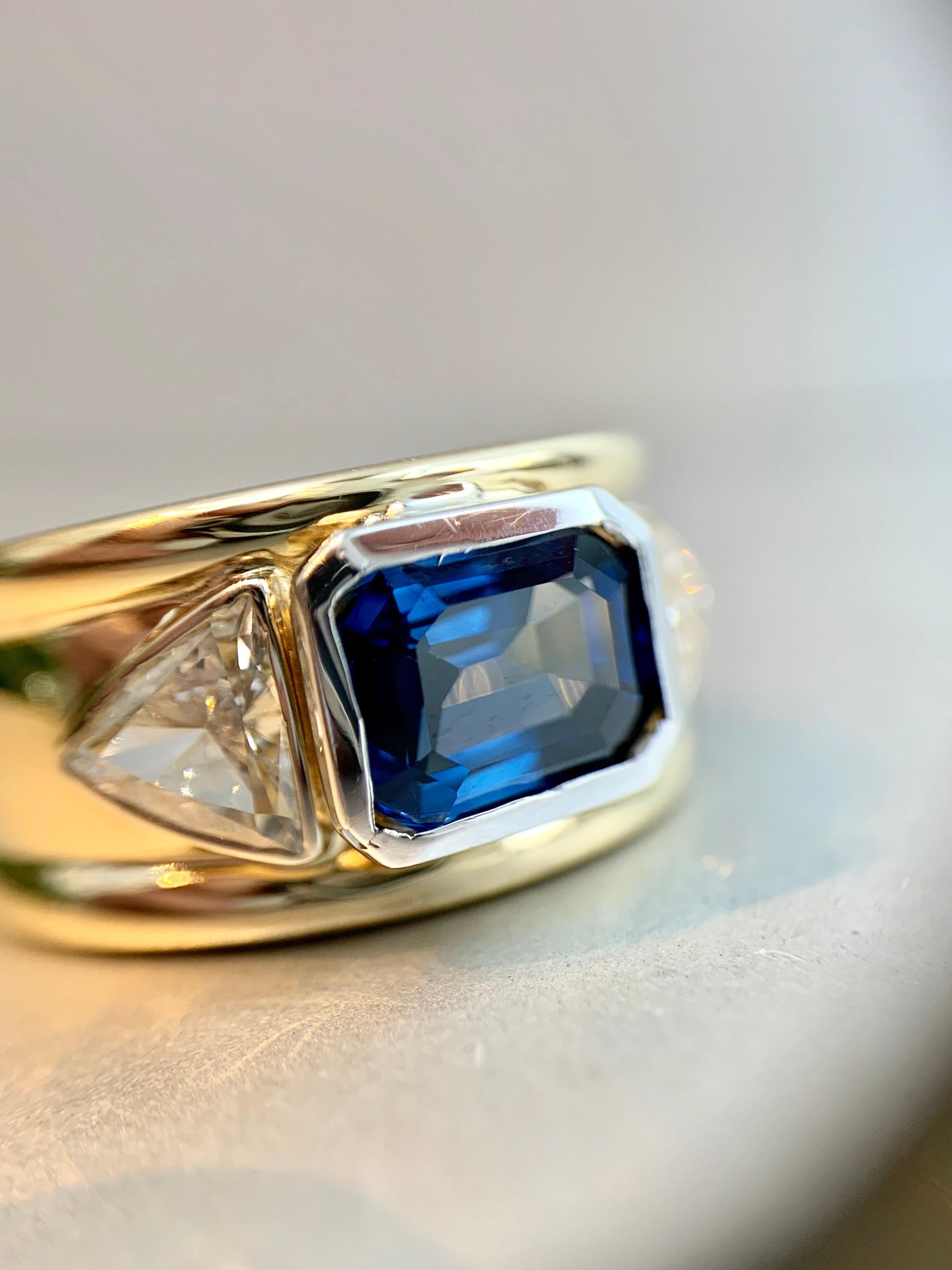 18 Karat and Platinum Three-Stone Blue Sapphire and Diamond Wide Ring For Sale 4