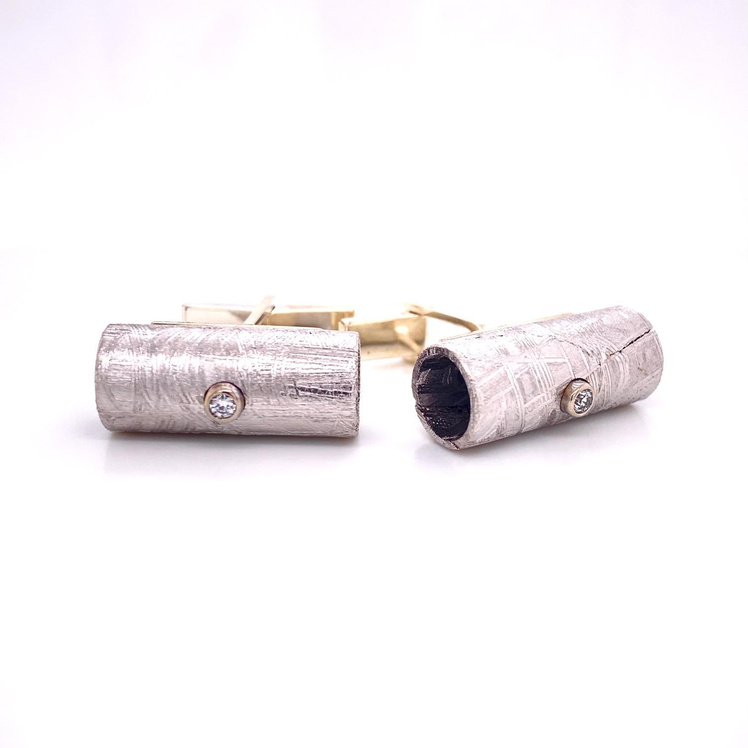 Une paire de boutons de manchette en forme de tube de météorite en argent sterling et or blanc 18 carats, sertis de 0,12 carats de diamants blancs. Ces boutons de manchette ont été réalisés et conçus par llyn strong.
