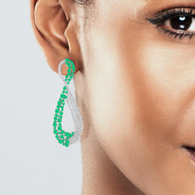 Contemporary 18 Karat Apus White Gold Earring with Vs-Gh Diamonds and Green Emerald For Sale