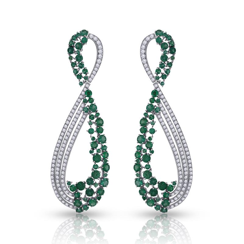 18 Karat Apus White Gold Earring with Vs-Gh Diamonds and Green Emerald In New Condition For Sale In New York, NY