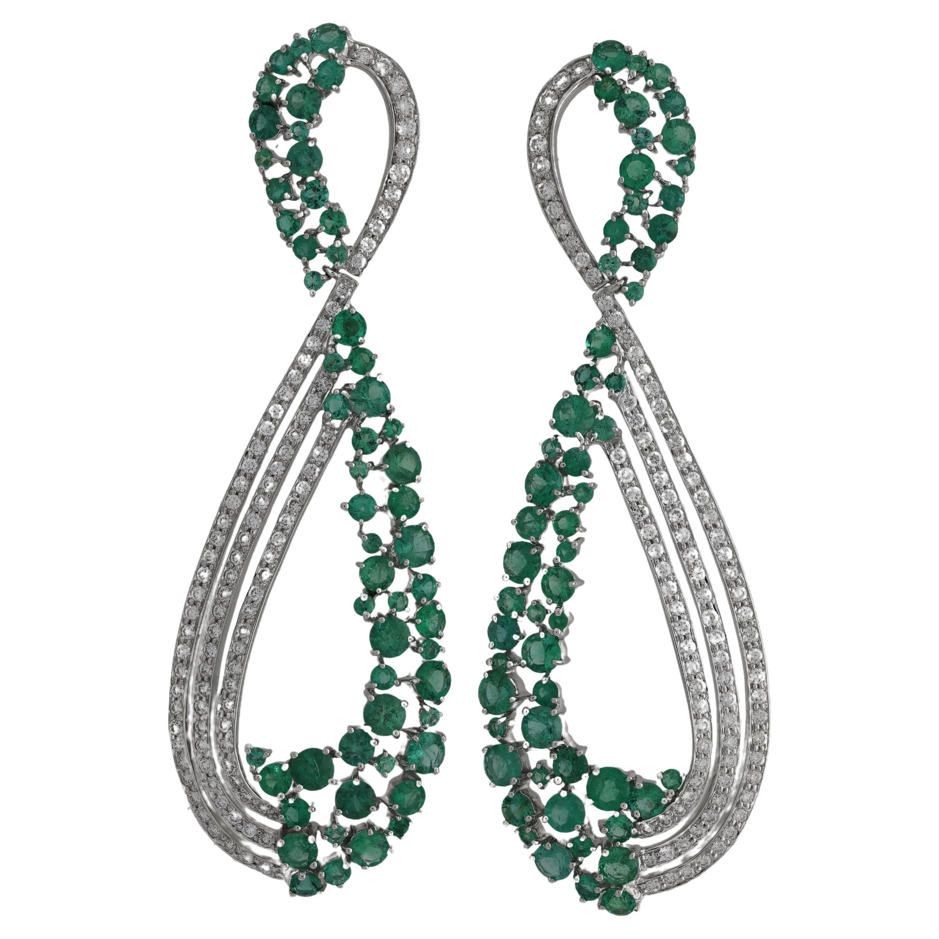 18 Karat Apus White Gold Earring with Vs-Gh Diamonds and Green Emerald