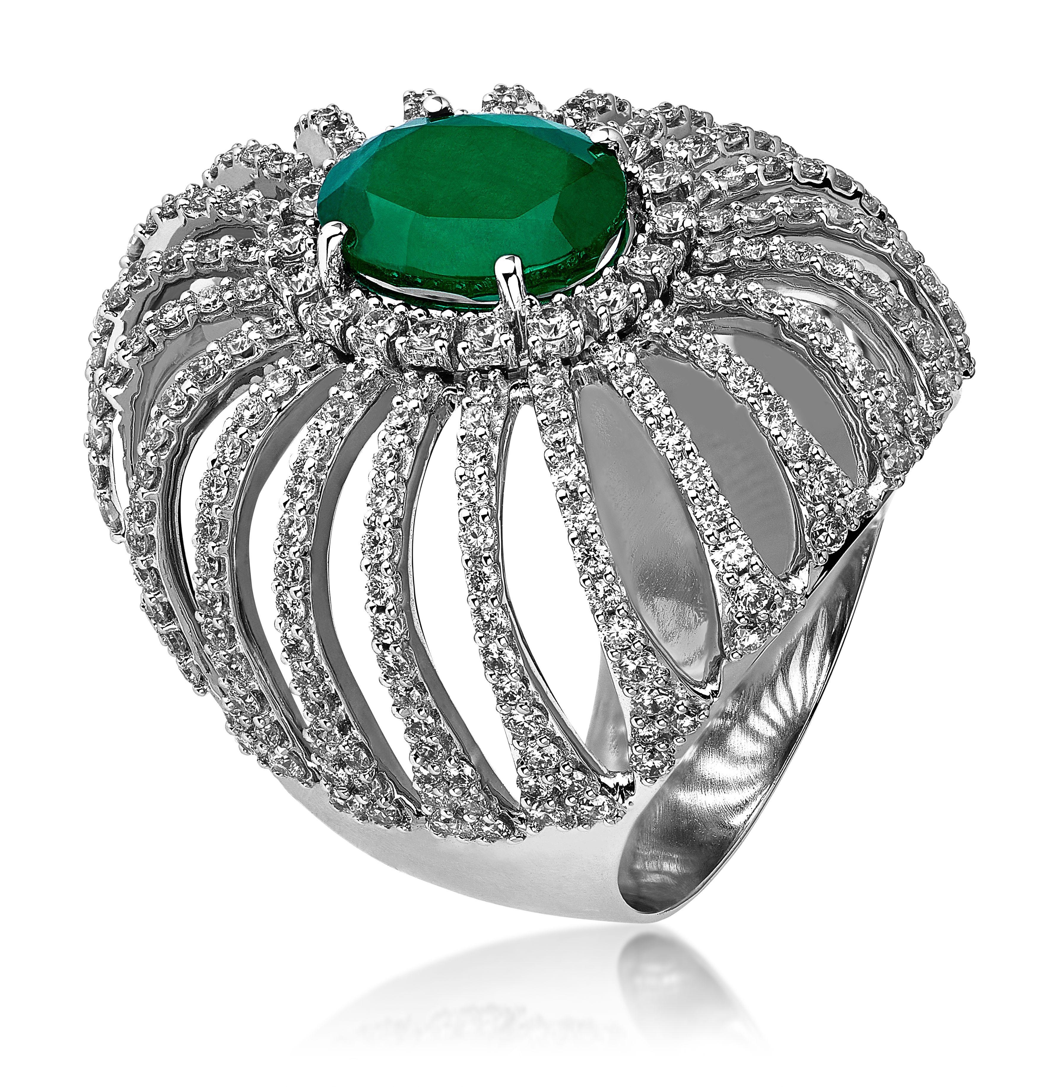 Contemporary 18 Karat Apus White Gold Ring with Vs Gh Diamonds and Green Emerald For Sale
