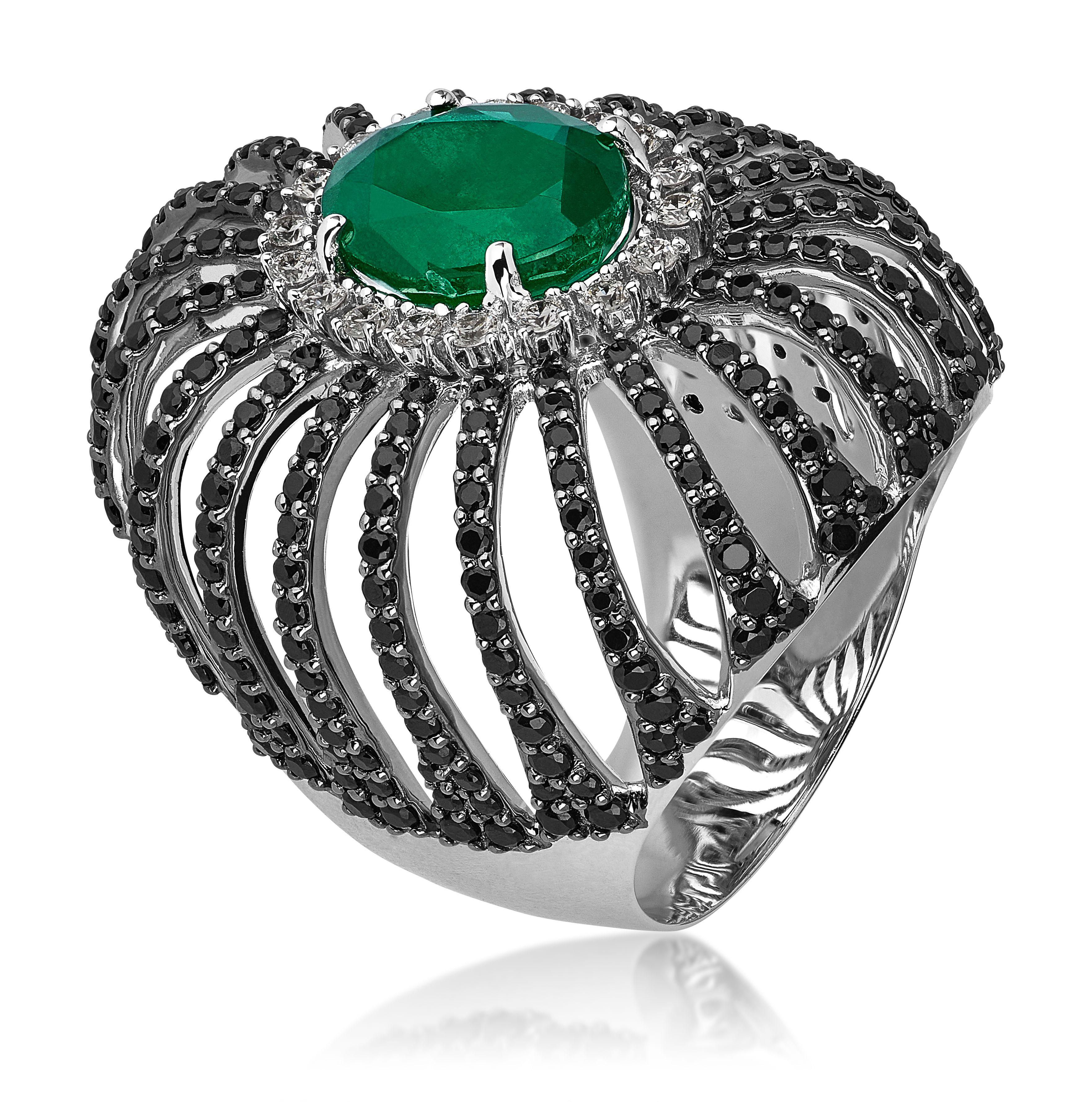 18 Karat Apus White Gold Ring with Vs Gh Diamonds and Green Emerald In New Condition For Sale In New York, NY