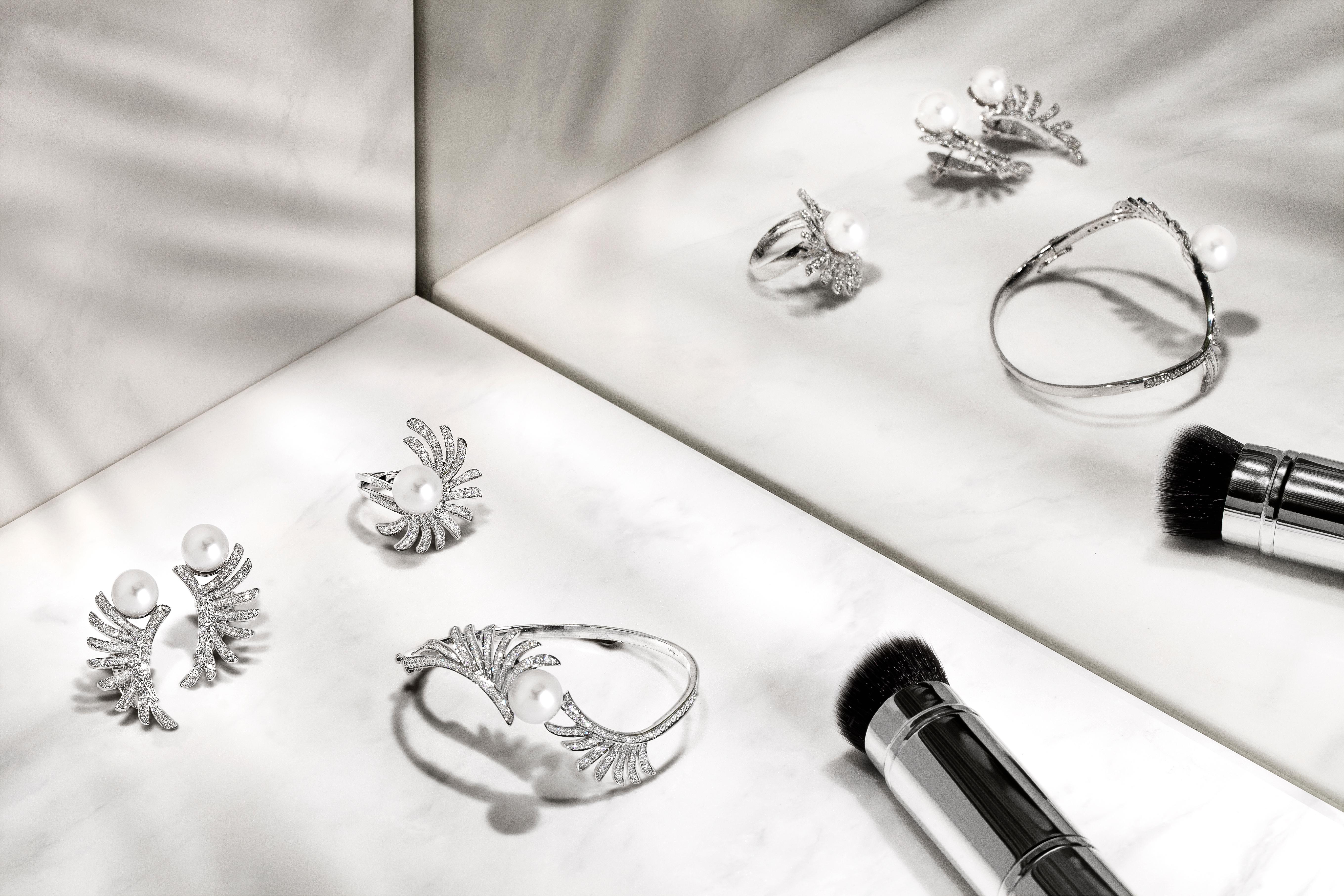 For Sale:  18 Karat Apus White Gold Ring With Vs-Gh Diamonds And White Pearl 4