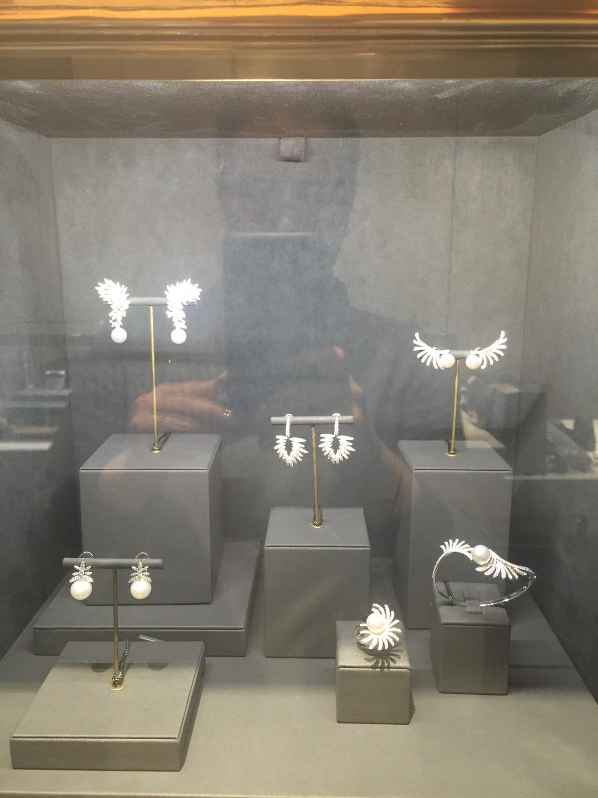 For Sale:  18 Karat Apus White Gold Ring With Vs-Gh Diamonds And White Pearl 5