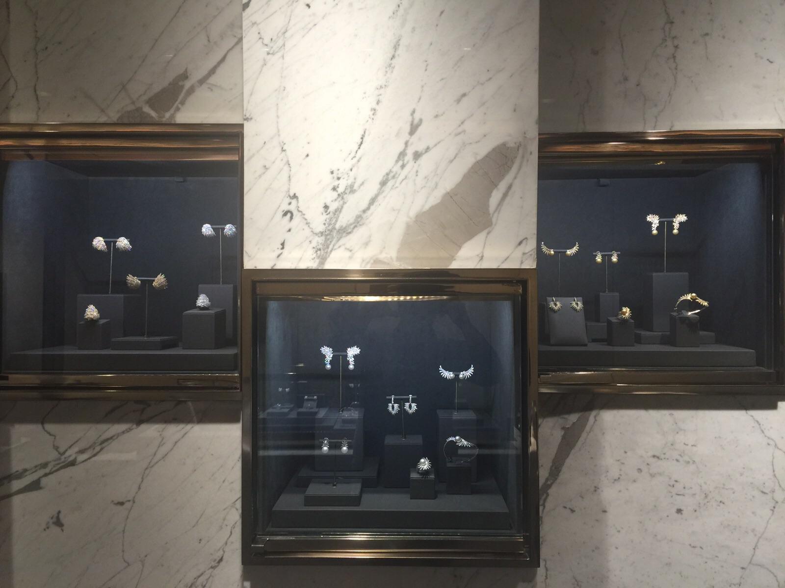 For Sale:  18 Karat Apus White Gold Ring With Vs-Gh Diamonds And White Pearl 6