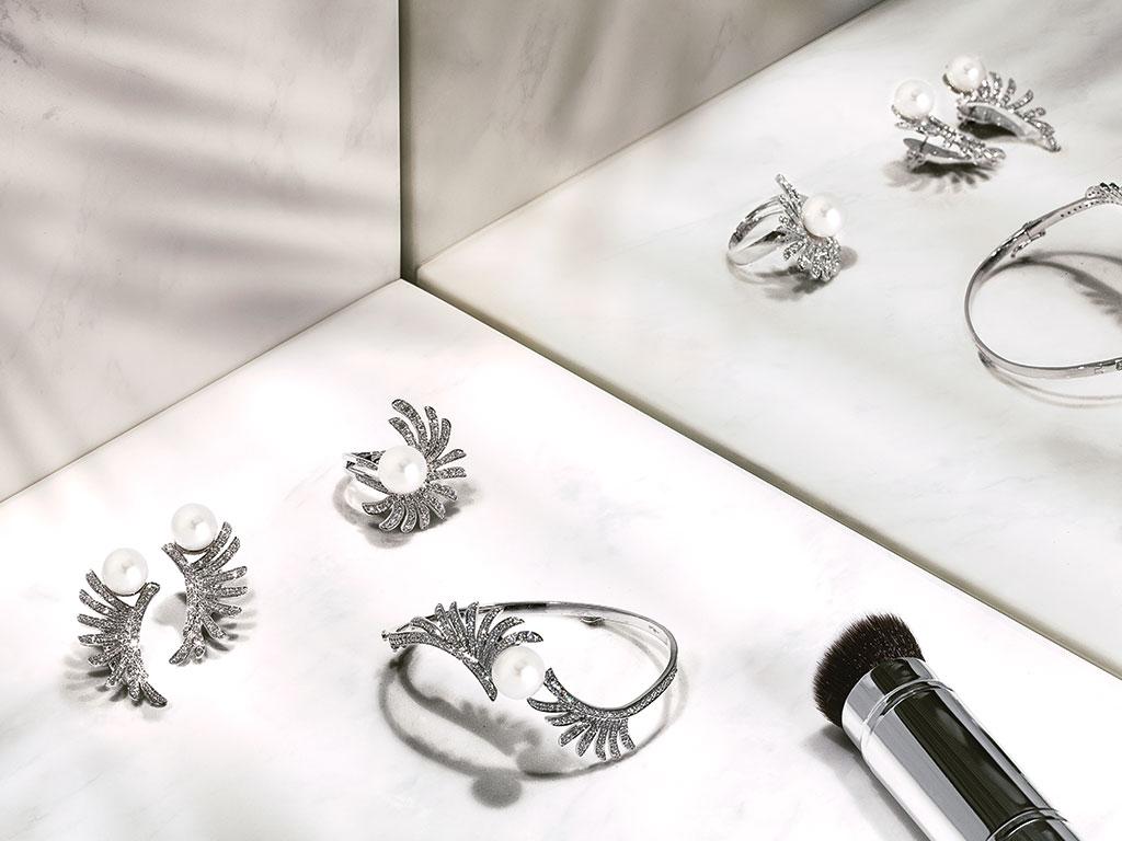 For Sale:  18 Karat Apus White Gold Ring With Vs-Gh Diamonds And White Pearl 7