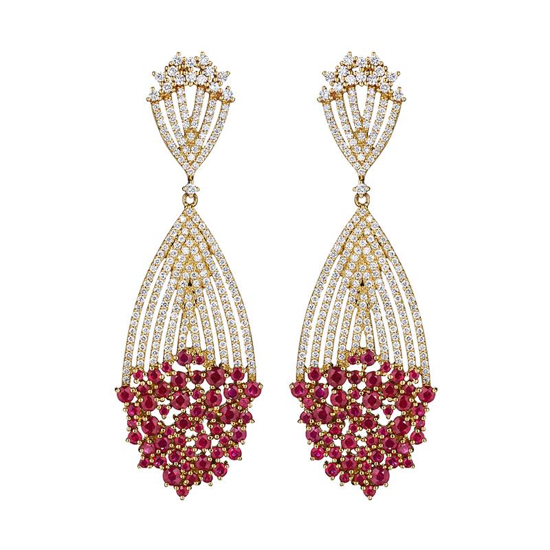 Brilliant Cut 18 Karat Apus Yellow Gold Earring With Vs-Gh Diamonds And Red Ruby For Sale
