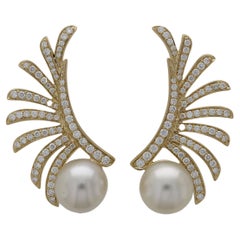 18 Karat Apus Yellow Gold Earring with Vs-Gh Diamonds and White Pearl
