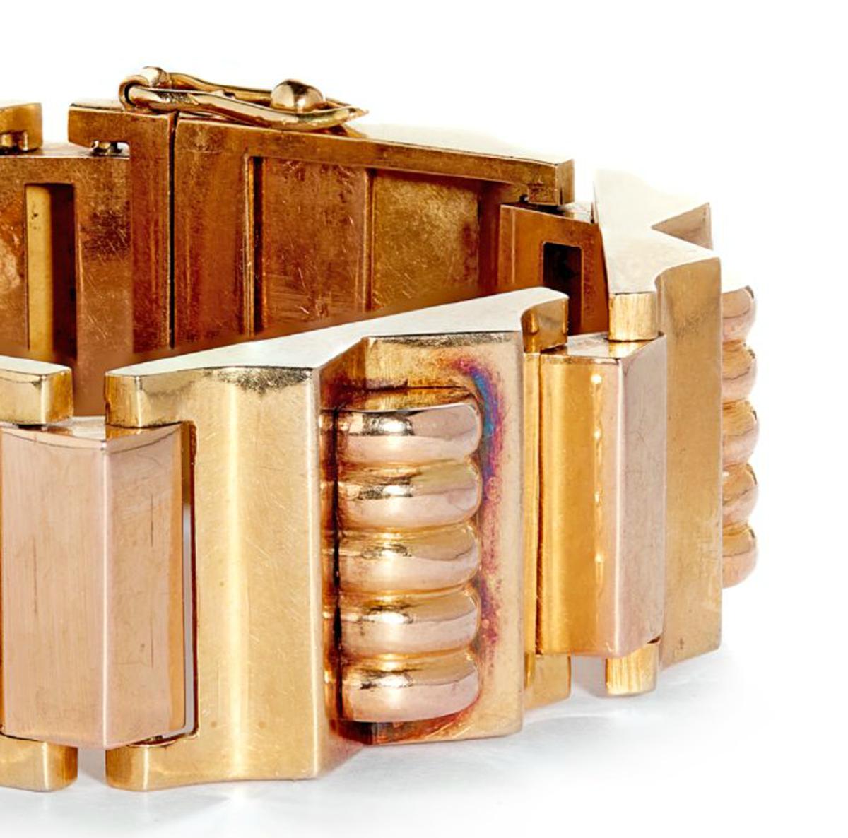 Wonderful and decorative art deco bracelet in 18 karat gold with double lock and movable joints. Most likely designed and made in France from ca 1930s  second half. The bracelet in very good vintage condition.