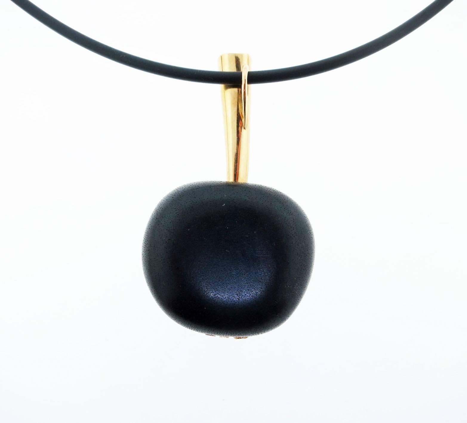 18 Karat Artisan Apple of Wood Bone and Onyx Pendant Necklace In Excellent Condition For Sale In Lambertville, NJ