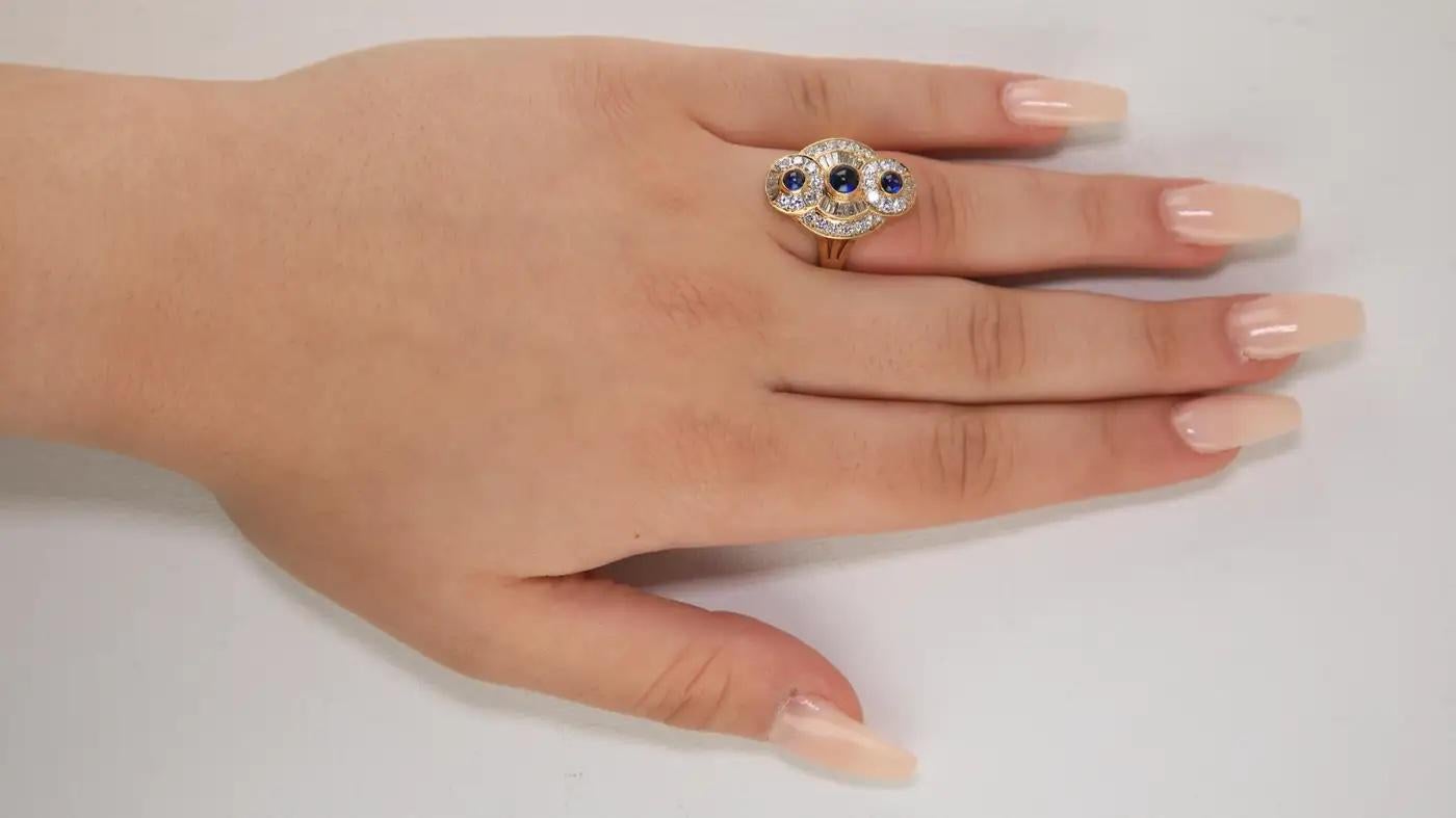 Ring aus 18 Karat Baguette- und rundem Diamant-Cabochon-Saphir
Raffiniert und voller Klasse! 18k Gelbgold Ring 6,6 Gramm alle Handset Dies ist eine schöne Cabochon Saphir drei Stein-Ring oder Vergangenheit, Gegenwart und Zukunft Ring, voll mit