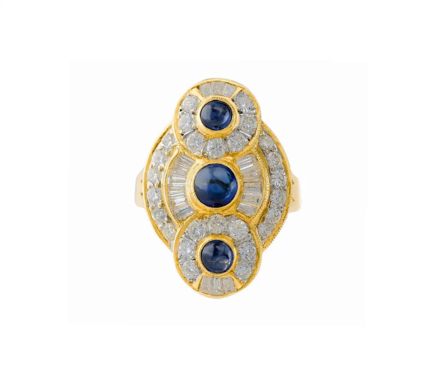 Ring aus 18 Karat Baguette- und rundem Diamant-Cabochon-Saphir (Kunsthandwerker*in) im Angebot