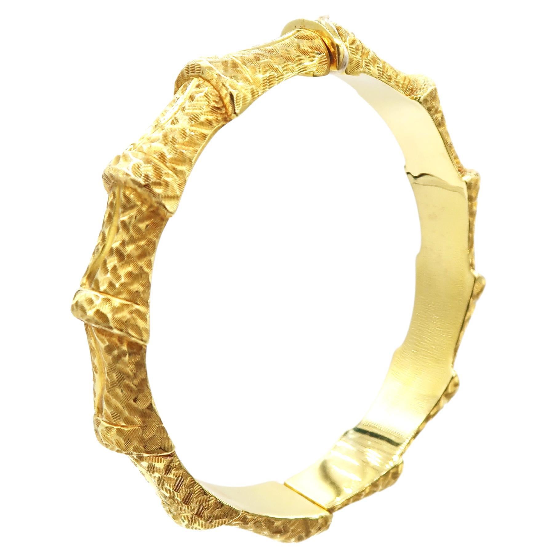 18 Karat Bamboo Carved Plain Gold Oval Hinged Bangle with Hidden Clasp

Gold: 18K Yellow Gold, 33.20 g
Inner Horizontal Diameter: 6.5 cm