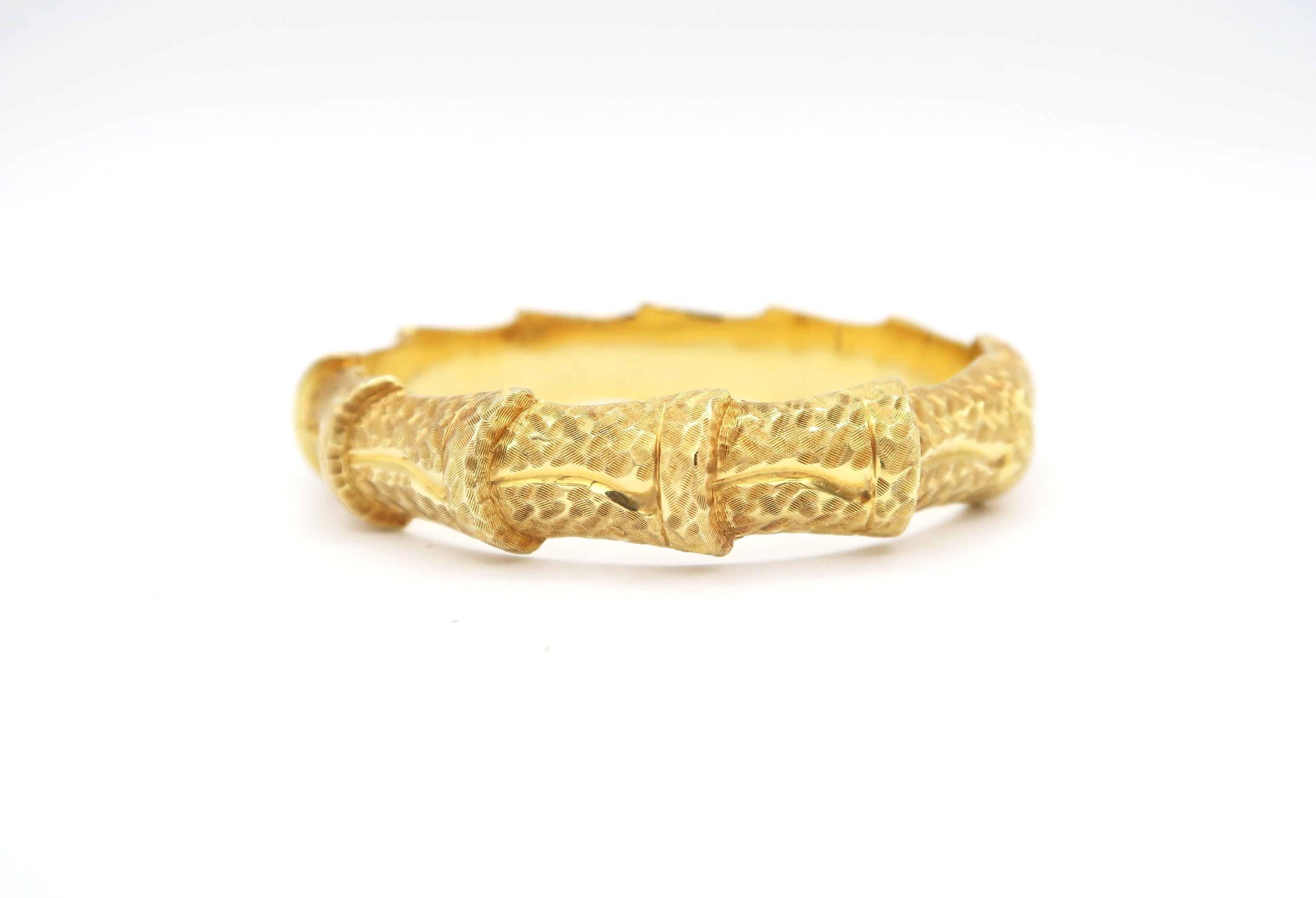 Modern 18 Karat Bamboo Carved Plain Gold Oval Hinged Bangle with Hidden Clasp For Sale
