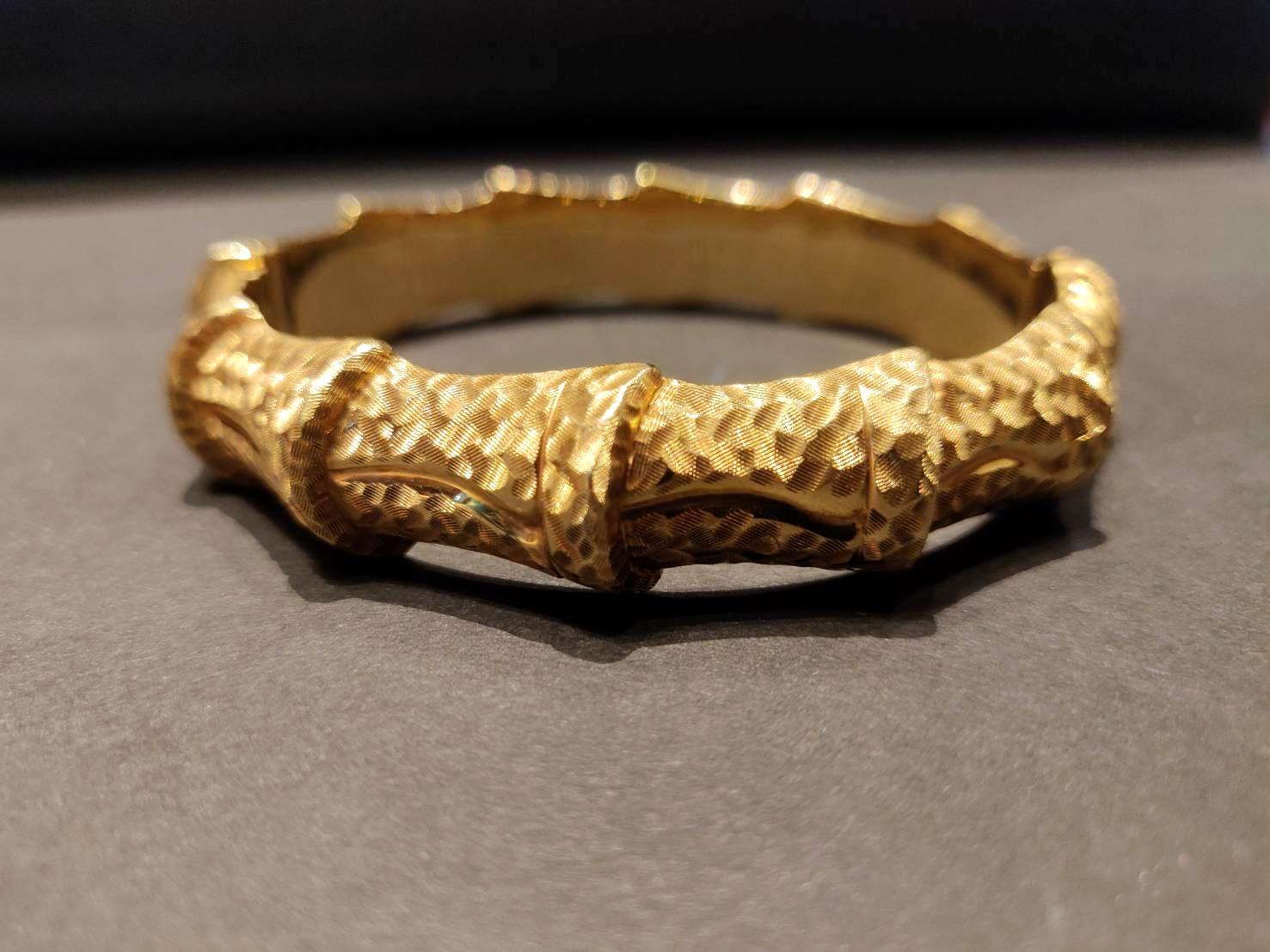 18 Karat Bamboo Carved Plain Gold Oval Hinged Bangle with Hidden Clasp In New Condition For Sale In Bangkok, TH