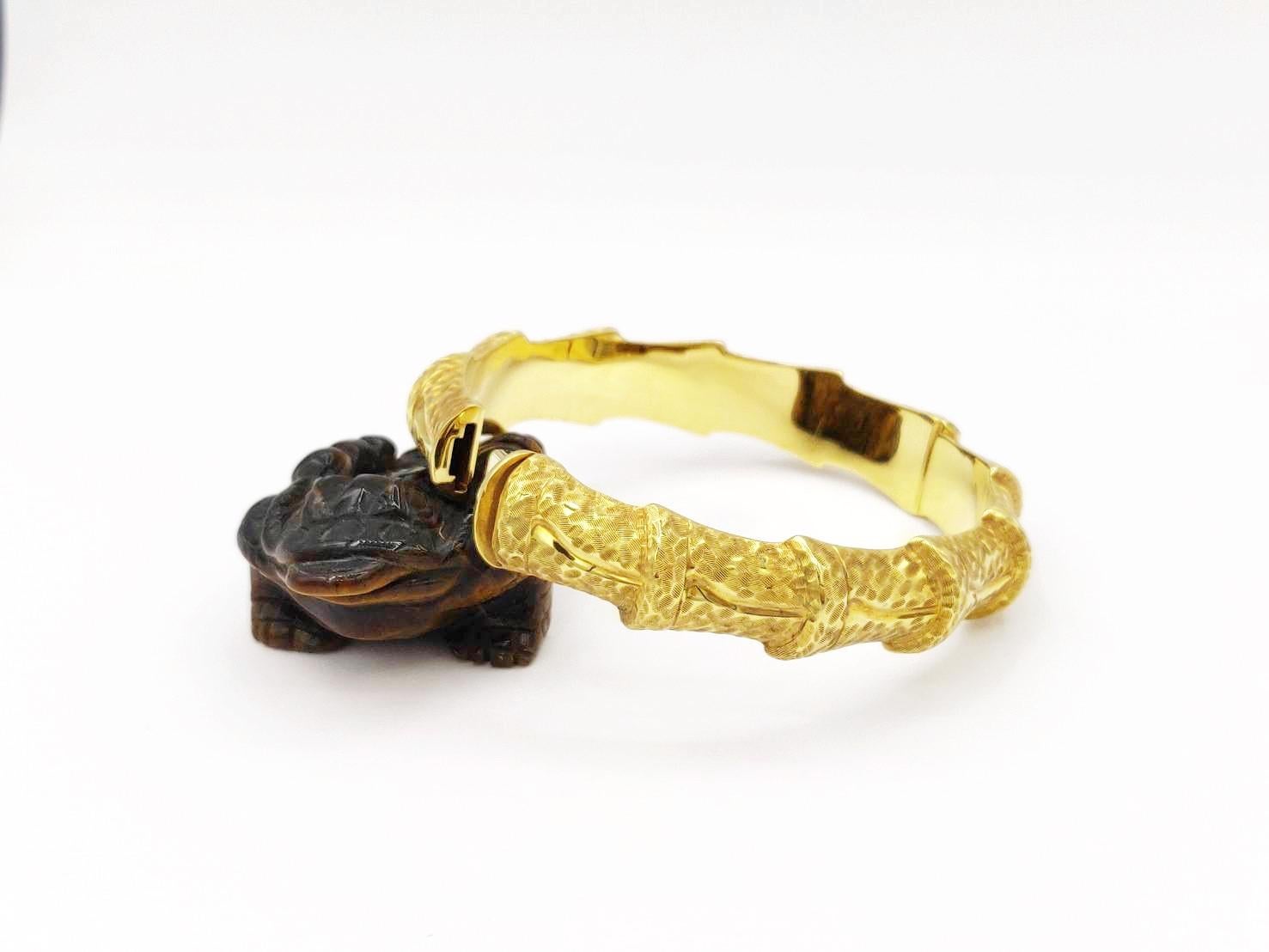 18 Karat Bamboo Carved Plain Gold Oval Hinged Bangle with Hidden Clasp For Sale 1