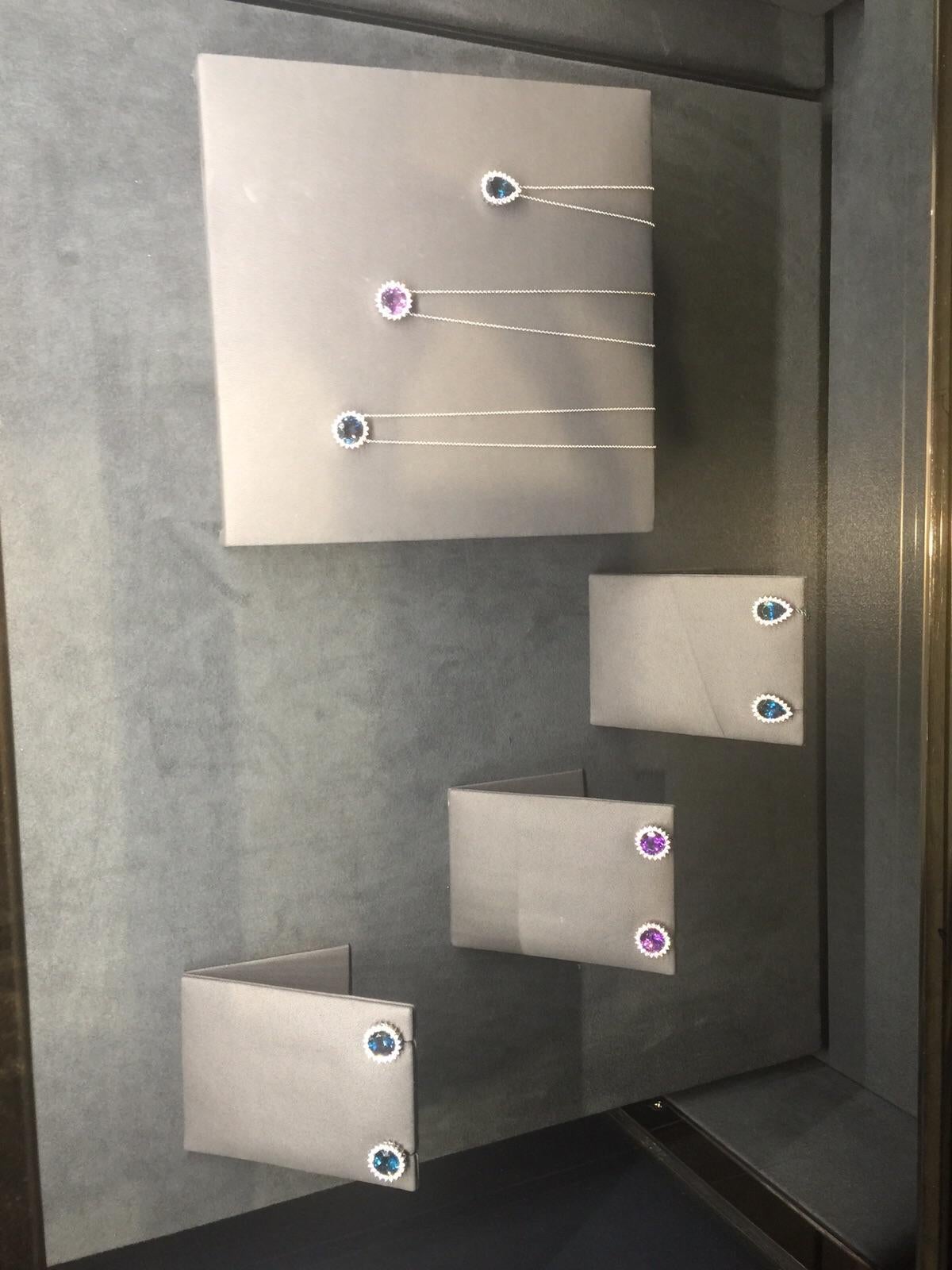 Die kokette und bezaubernde Romance-Kollektion umfasst eine Auswahl an charmanten Motiven wie Schleifen, die mit Perlen und Diamanten verziert sind. Mit einem Hauch von schlichter Eleganz erlaubt Ihnen der Schmuck hier, sich auf mühelose Art und