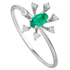 18 Karat Bestow White Gold Ring With Vs-Gh Diamonds And Green Emerald