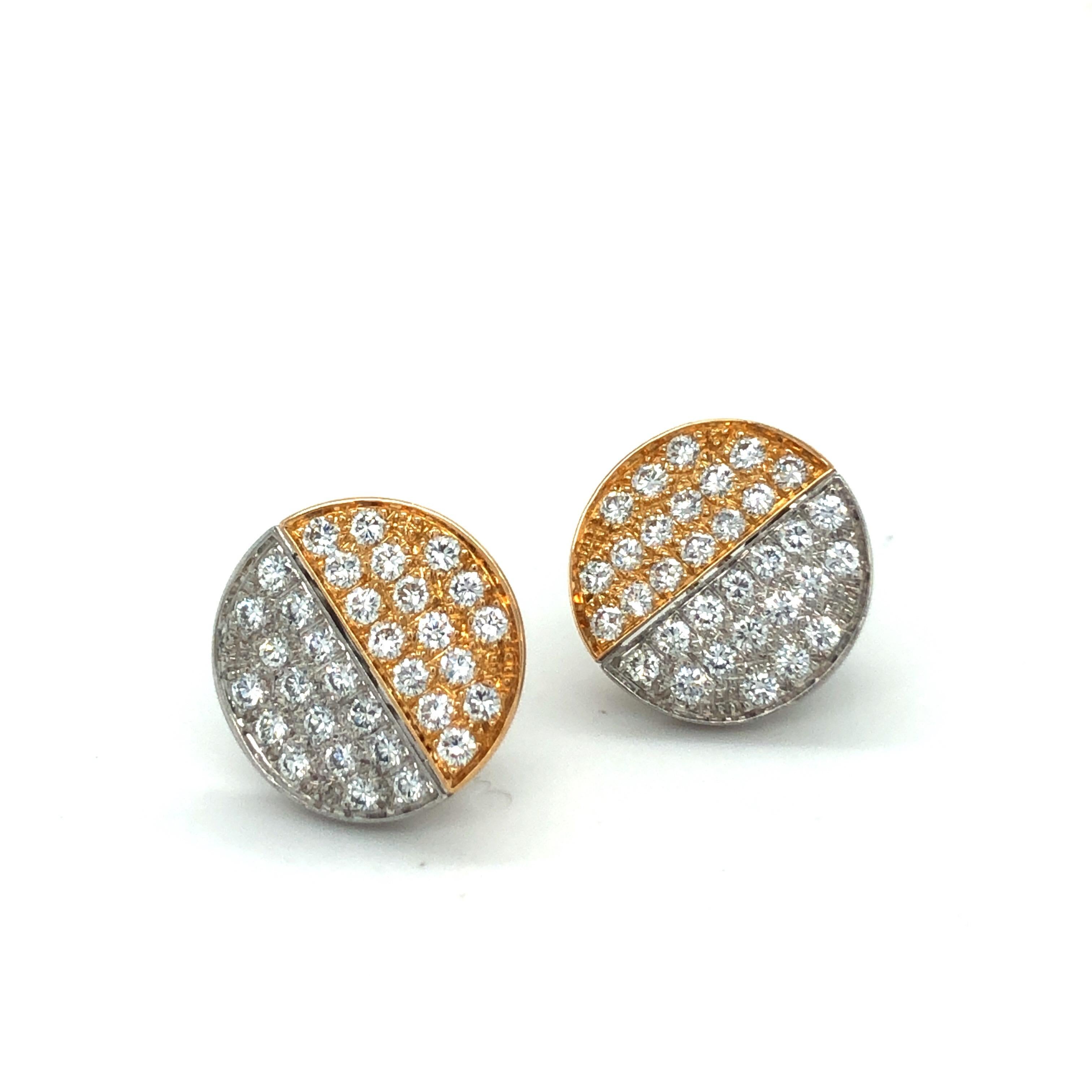Elegant 18 karat bi-color gold and round-cut diamonds ear clips by Paul Binder.
Designed as bevelled discs with one half crafted in white gold and one in rose gold and pavé-set with 64 brilliant-cut diamonds totalling circa 2 carats. Clipsystem,